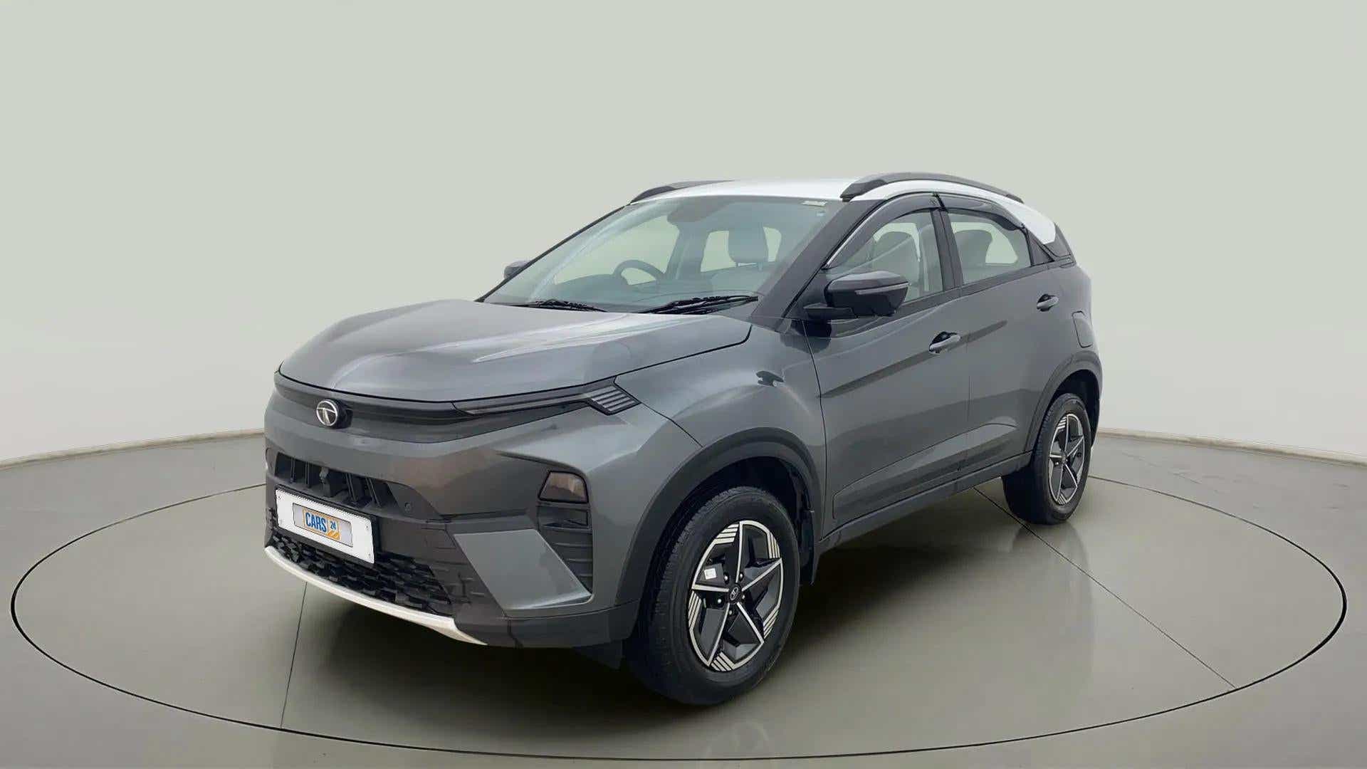 Front three-quarter of a Tata Nexon 2017-2023