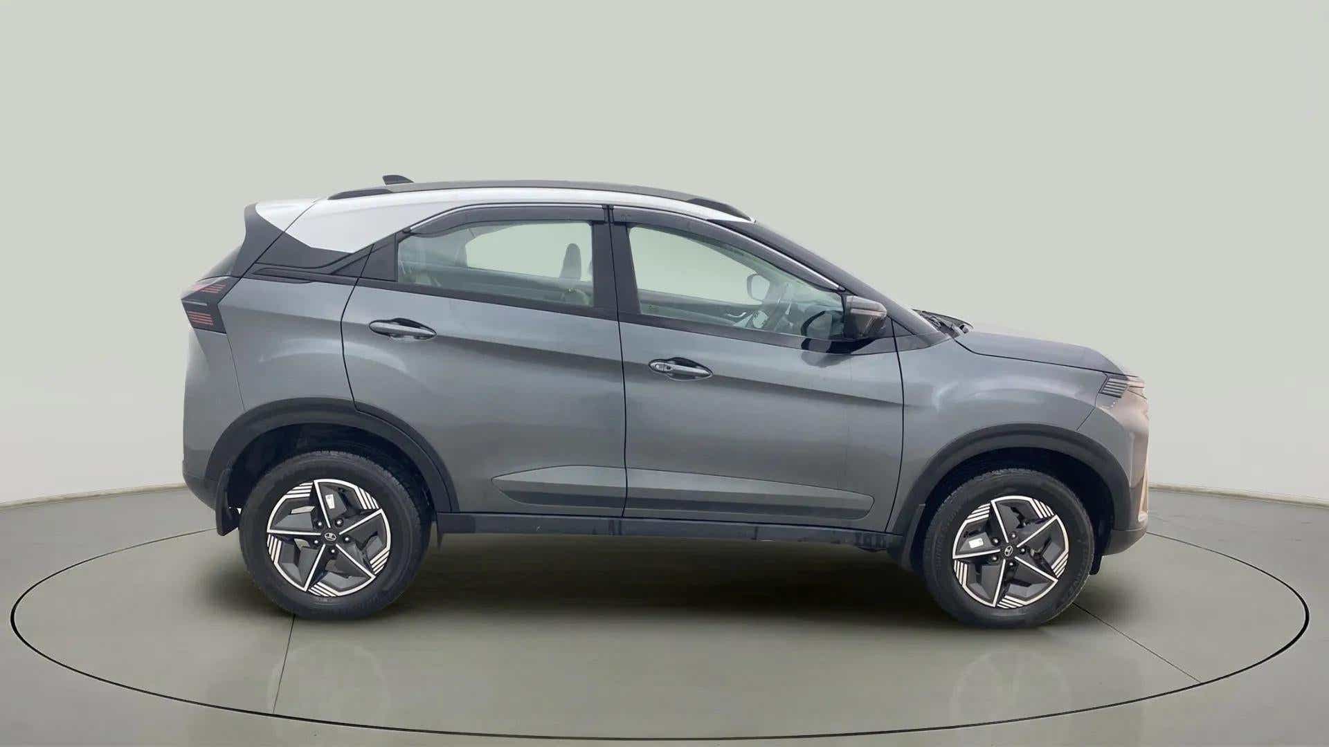 Side view of a Tata Nexon 2017-2023