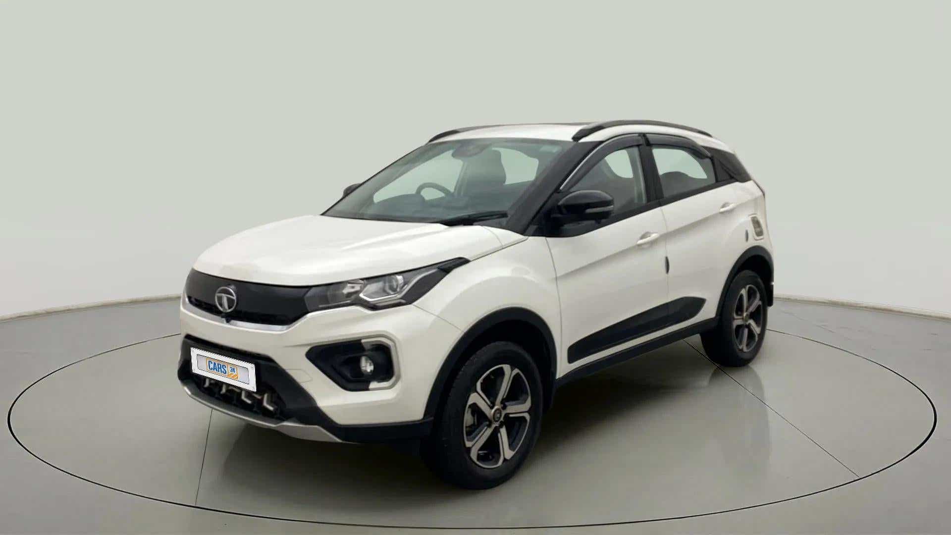 Front three-quarter view of a Calgary White Tata Nexon 2017-2023