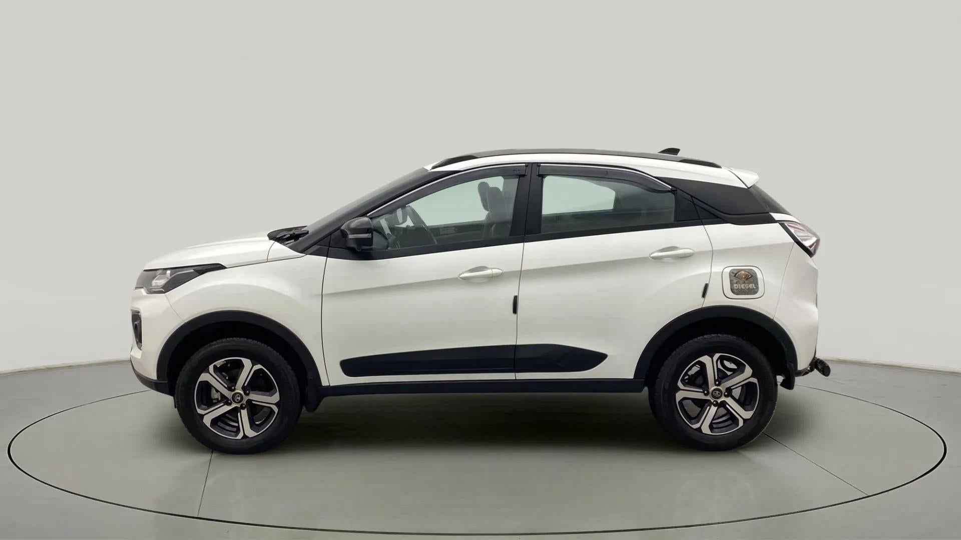 Side view of a Tata Nexon 2017-2023