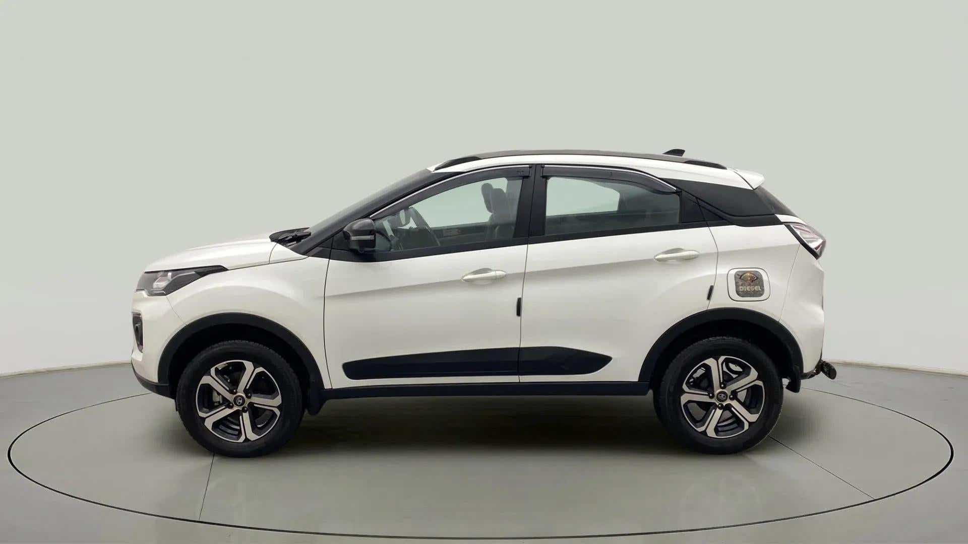 Side view of a Tata Nexon 2017-2023