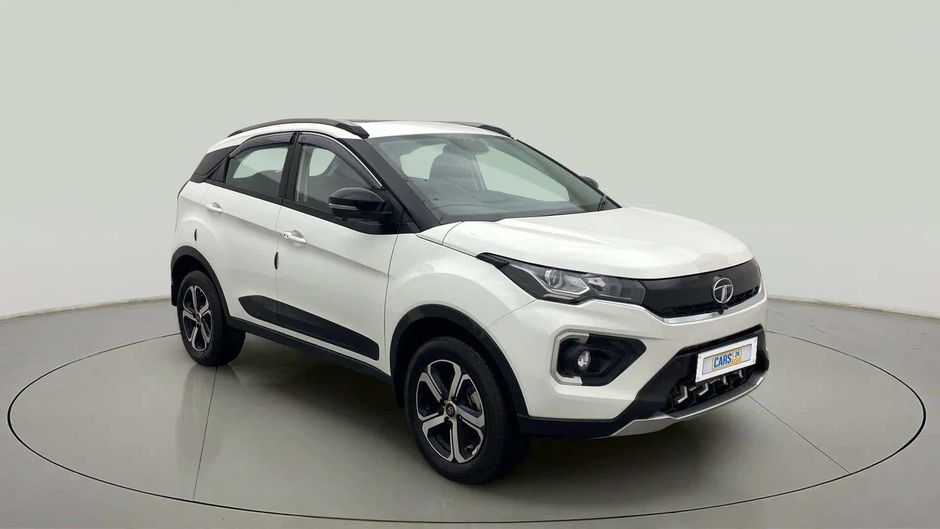 Front three-quarter of a Tata Nexon 2017-2023