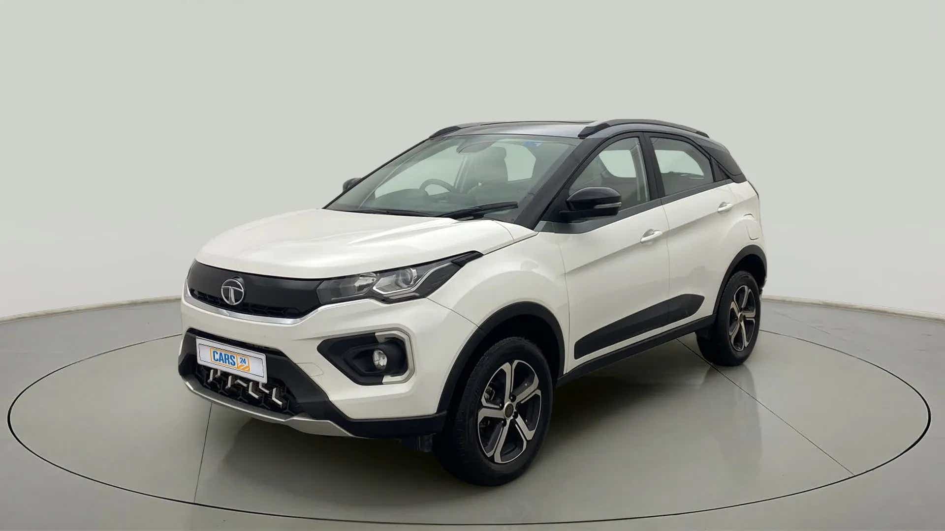 Front three-quarter view of a Calgary White Tata Nexon 2017-2023