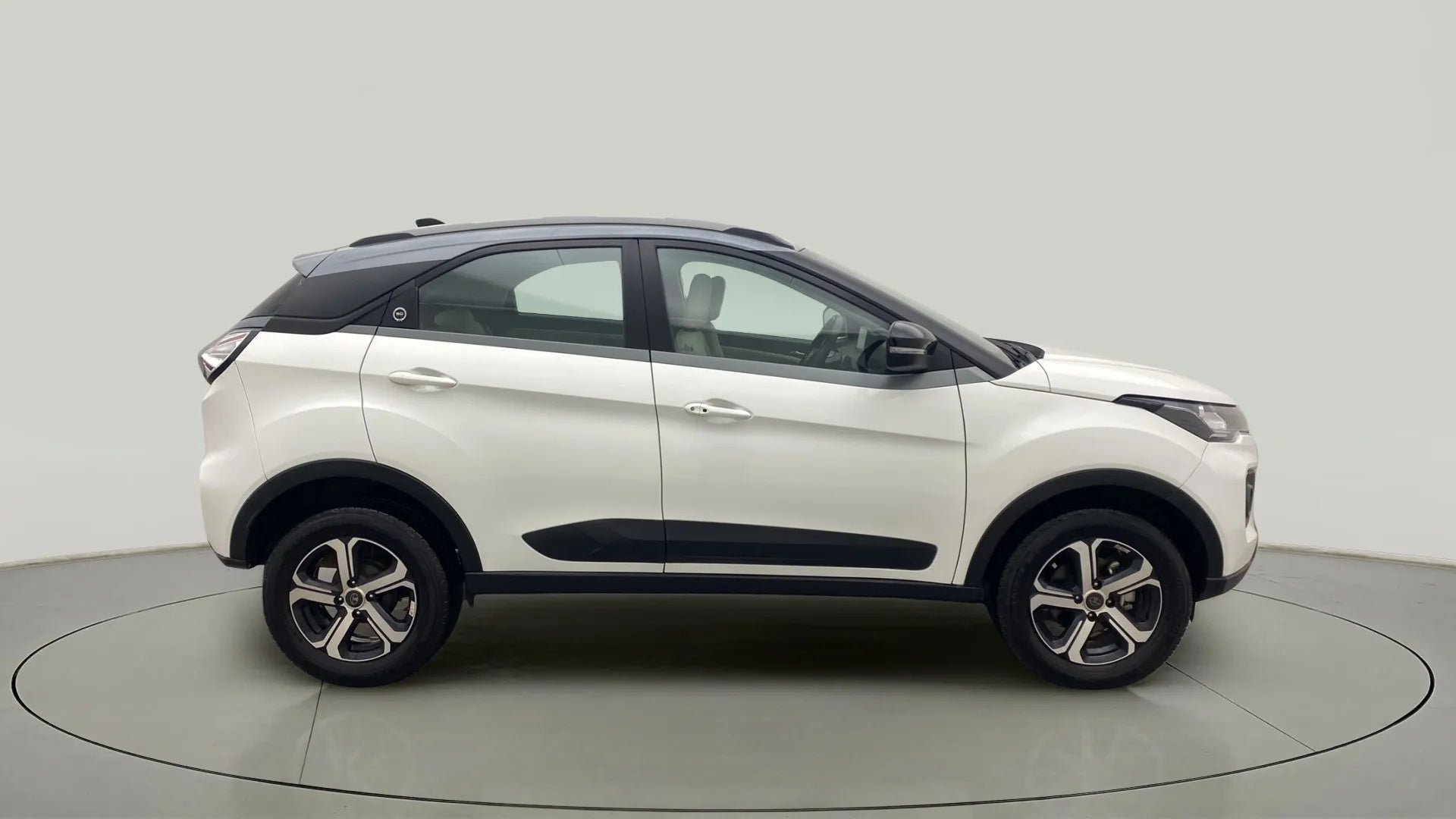 Side view of a Tata Nexon 2017-2023