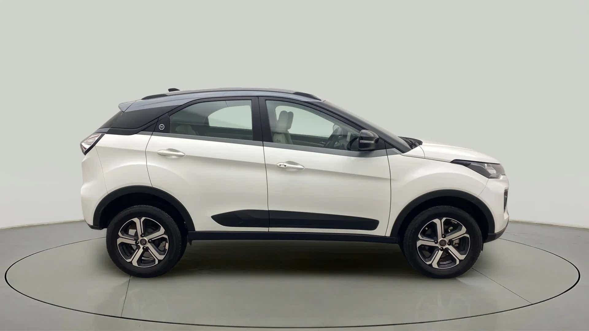 Side view of a Tata Nexon 2017-2023