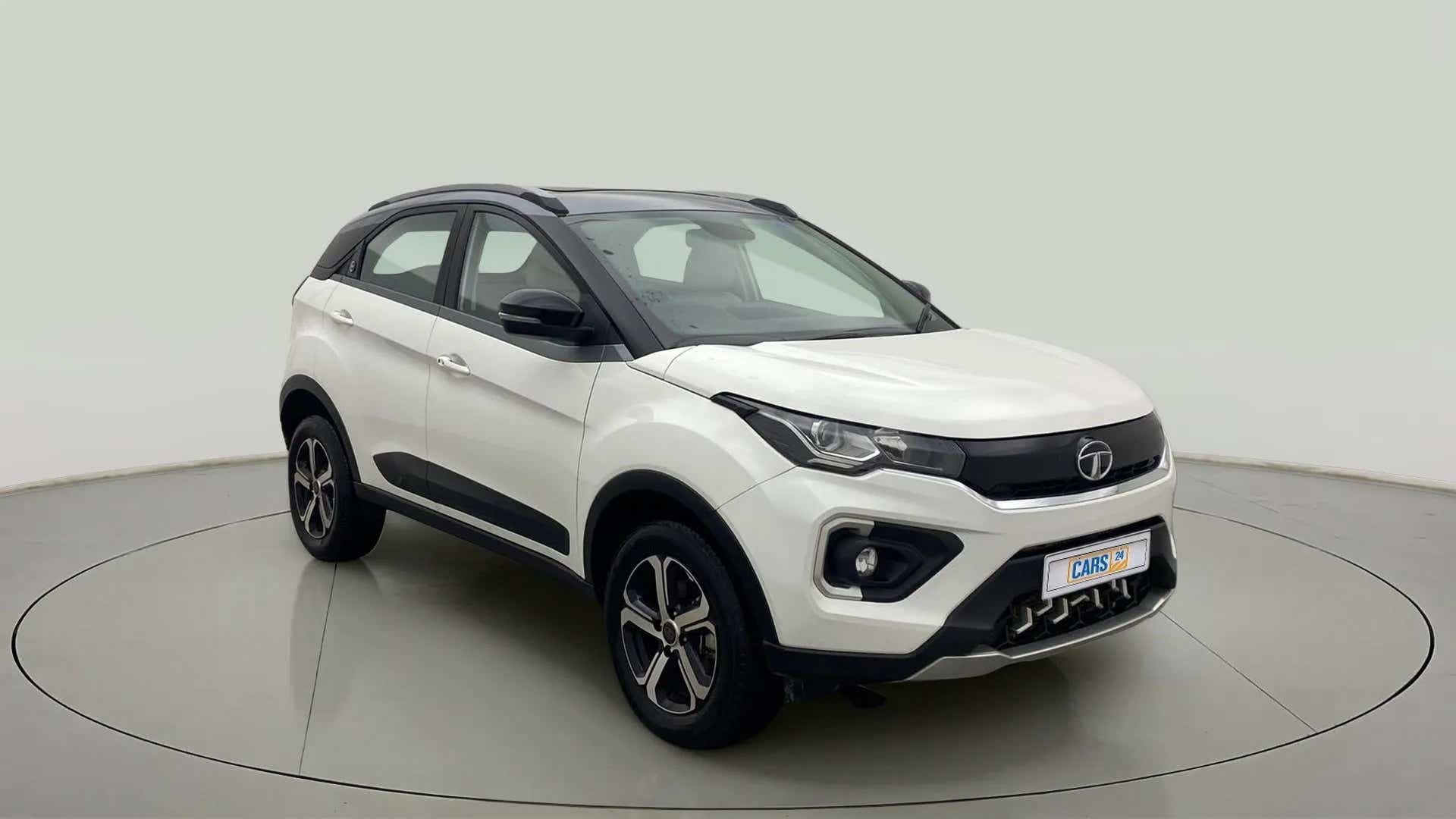 Front three-quarter view of a Calgary White Tata Nexon 2017-2023