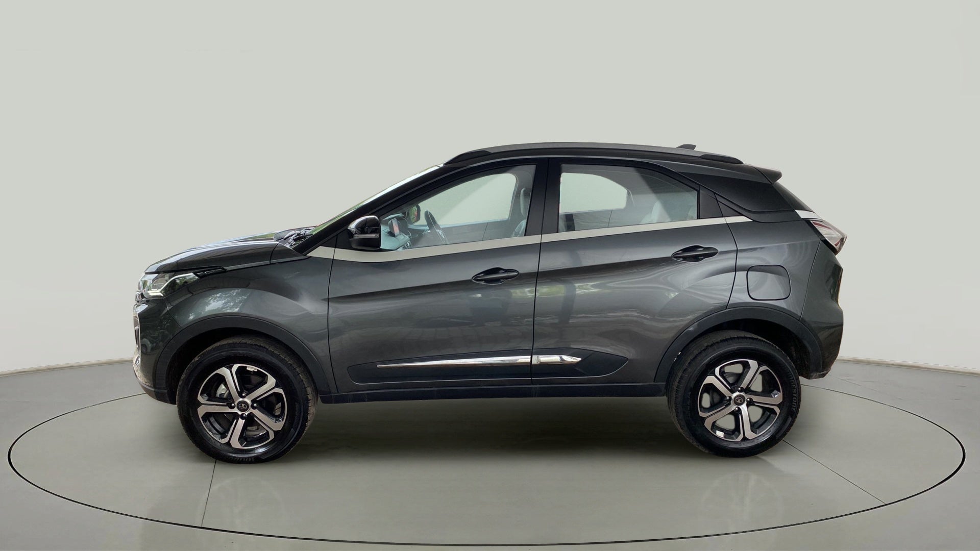 Side view of a Tata Nexon 2017-2023