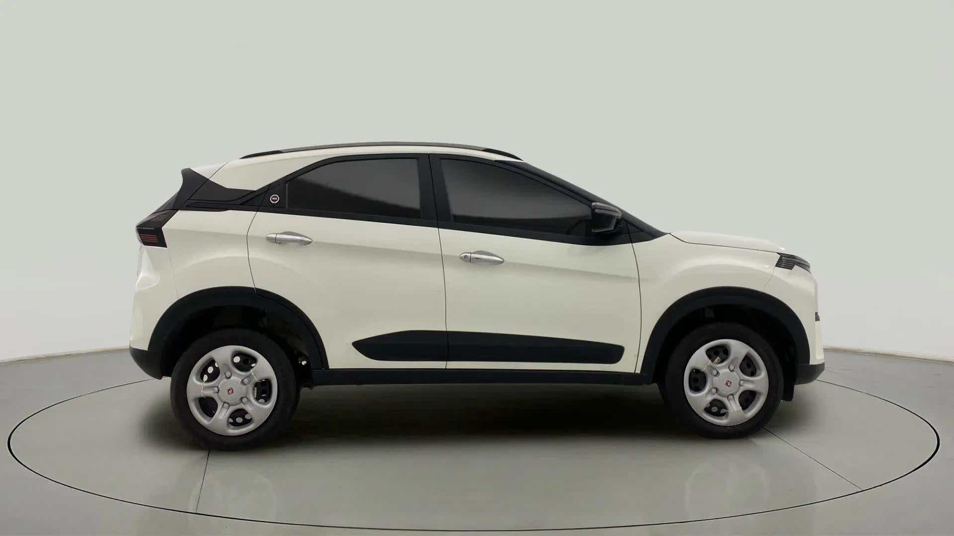 Side view of a Tata Nexon 2017-2023