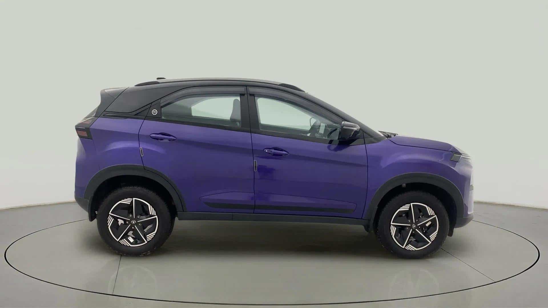 Side view of a Tata Nexon 2017-2023