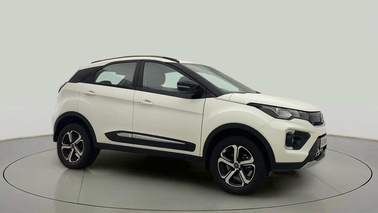 Side view of a Tata Nexon 2017-2023