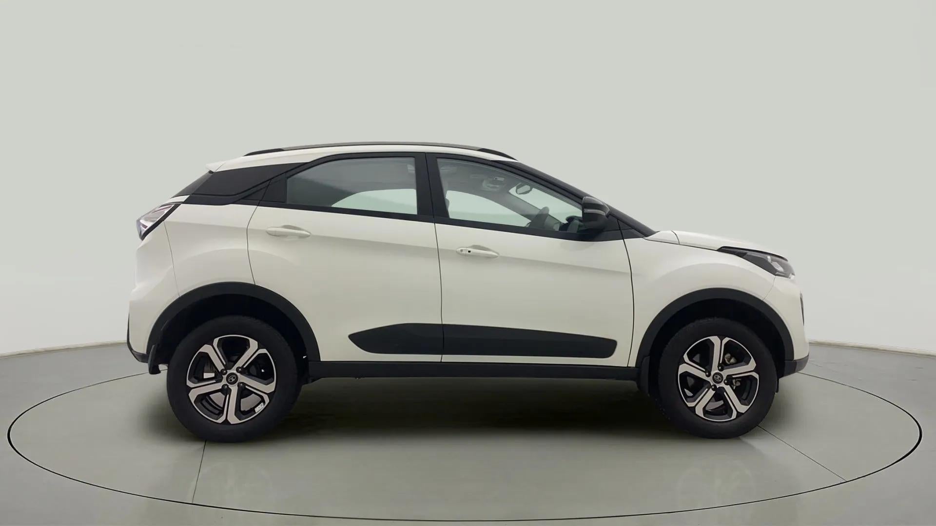 Side view of a Tata Nexon 2017-2023