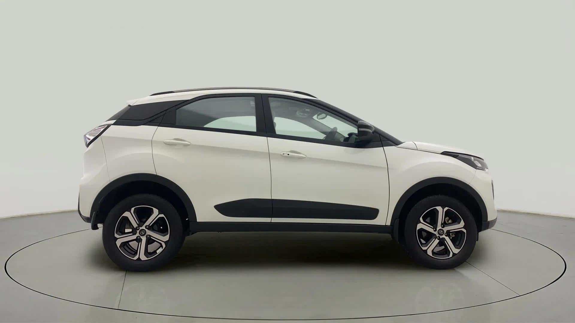 Side view of a Tata Nexon 2017-2023