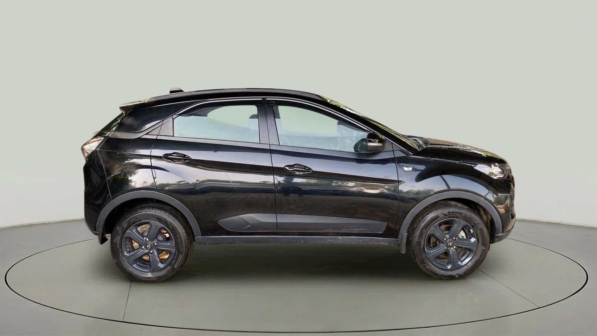 Side view of a Tata Nexon 2017-2023
