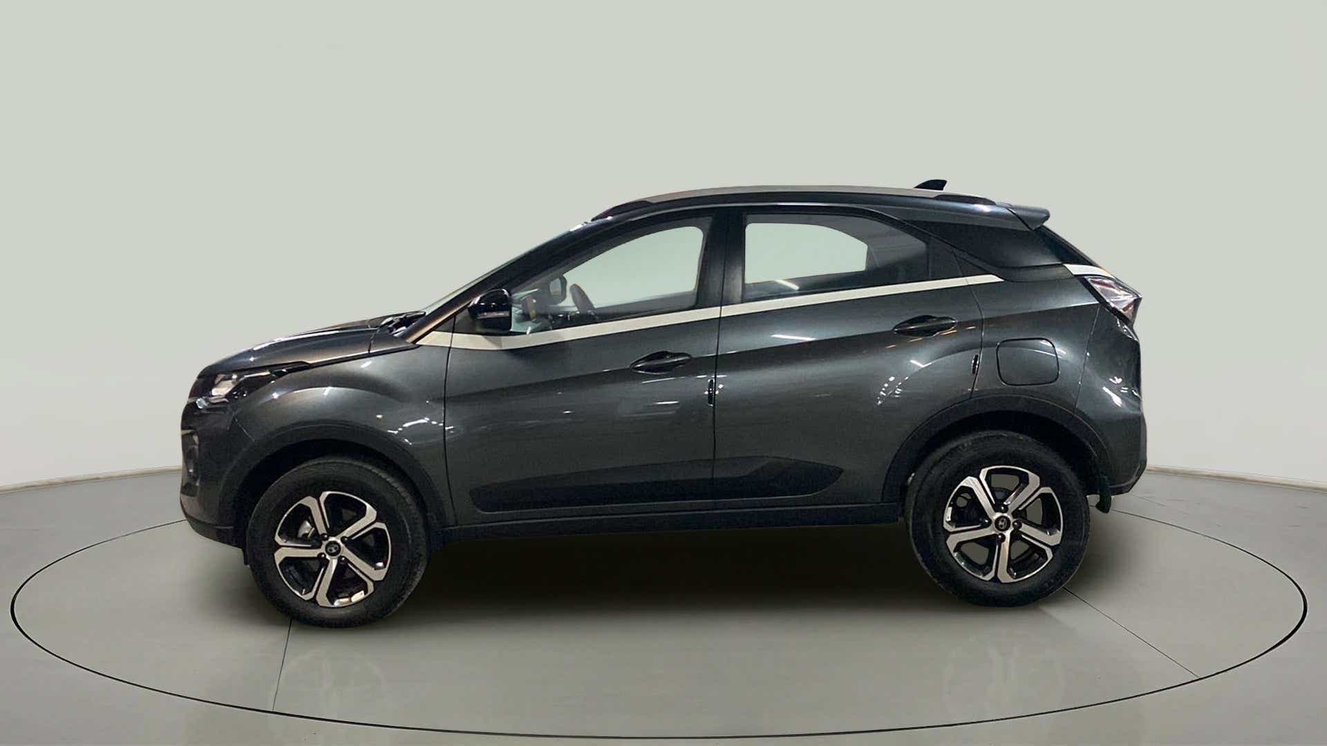 Side view of a Tata Nexon 2017-2023