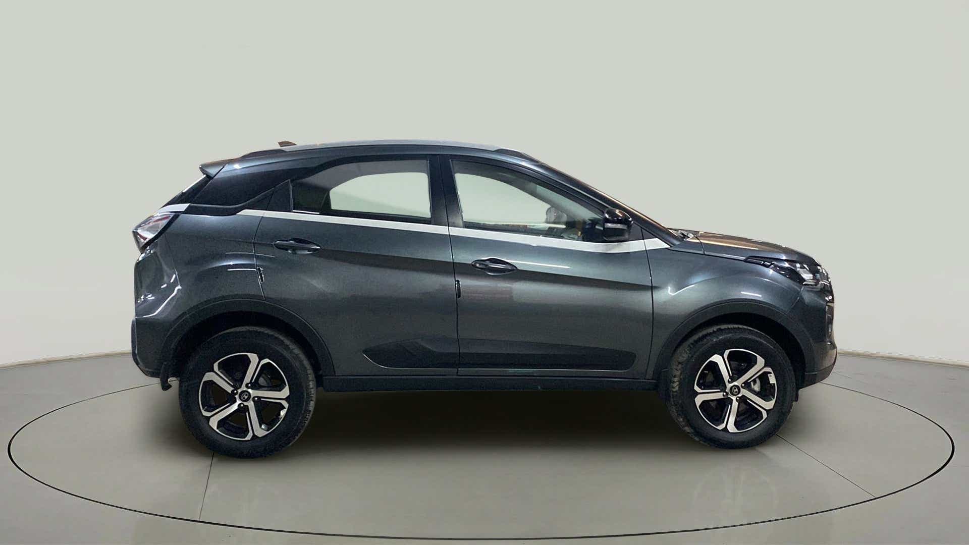 Side view of a Tata Nexon 2017-2023