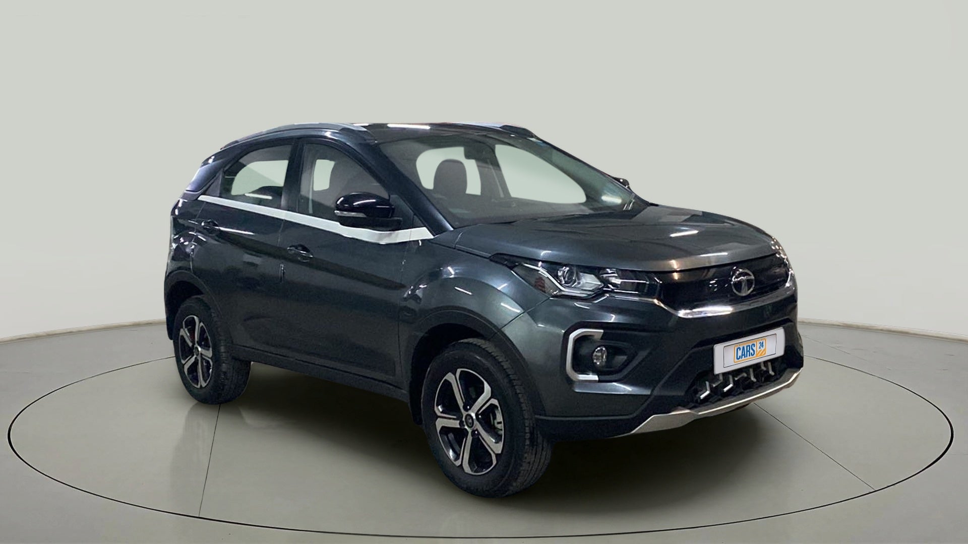 Front three-quarter view of a Tata Nexon 2017-2023