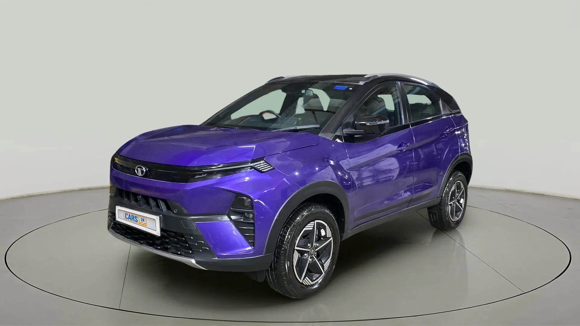Front three-quarter view of a Tata Nexon 2017-2023