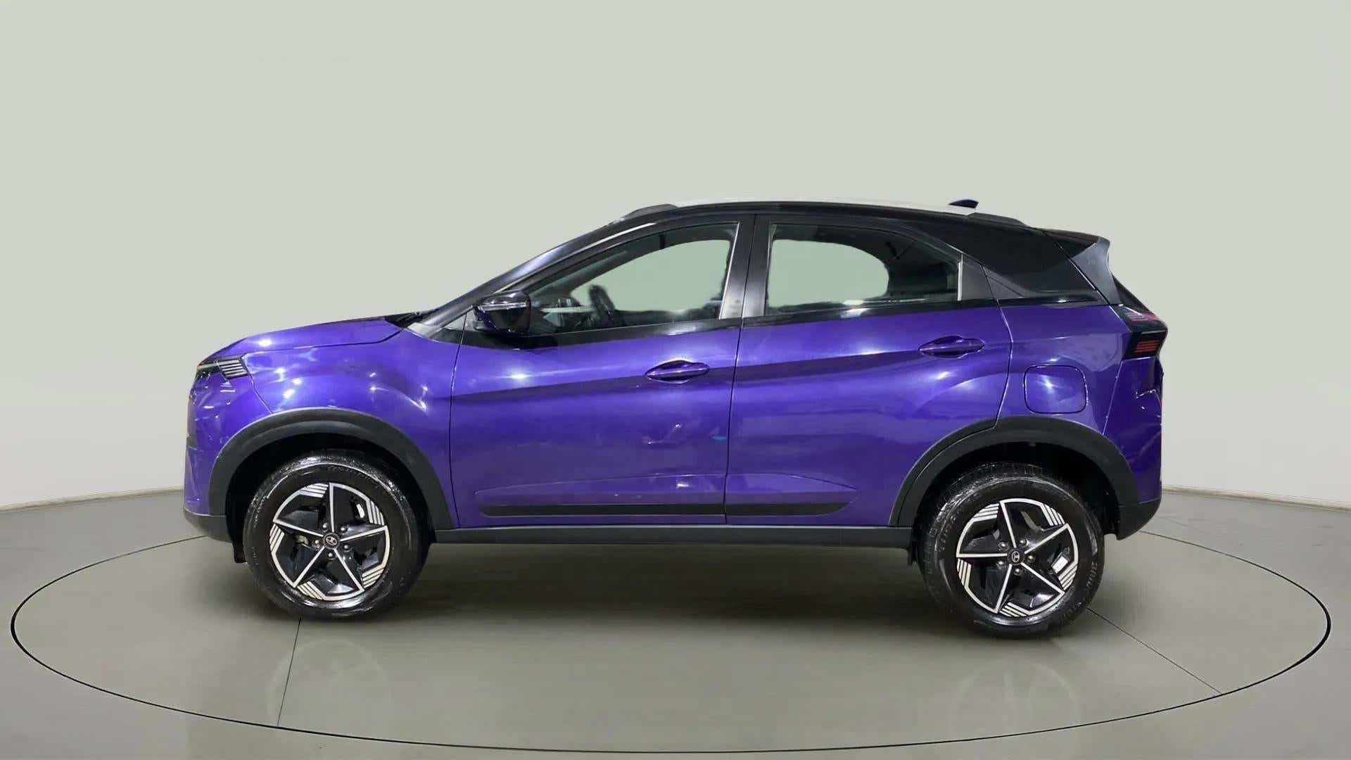 Side view of a Tata Nexon 2017-2023