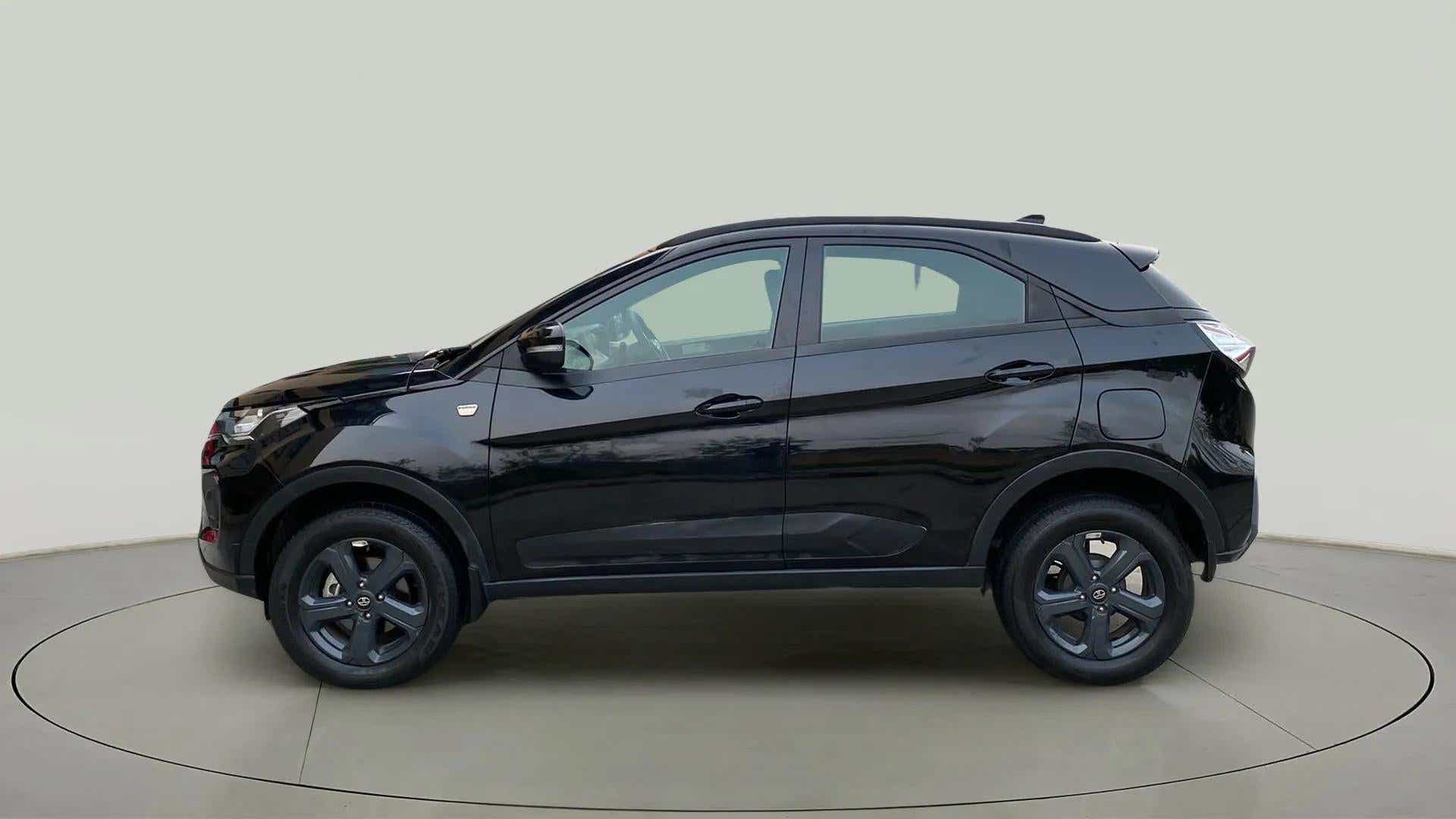 Side view of a Tata Nexon 2017-2023