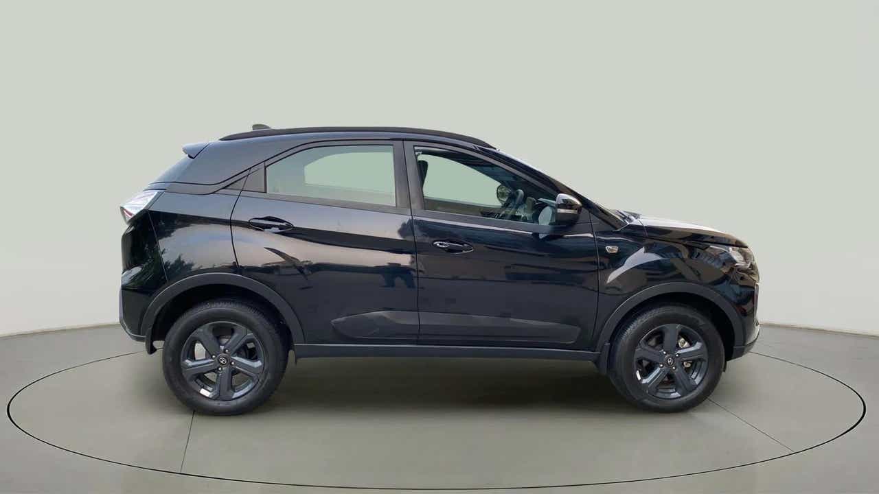 Side view of a Tata Nexon 2017-2023