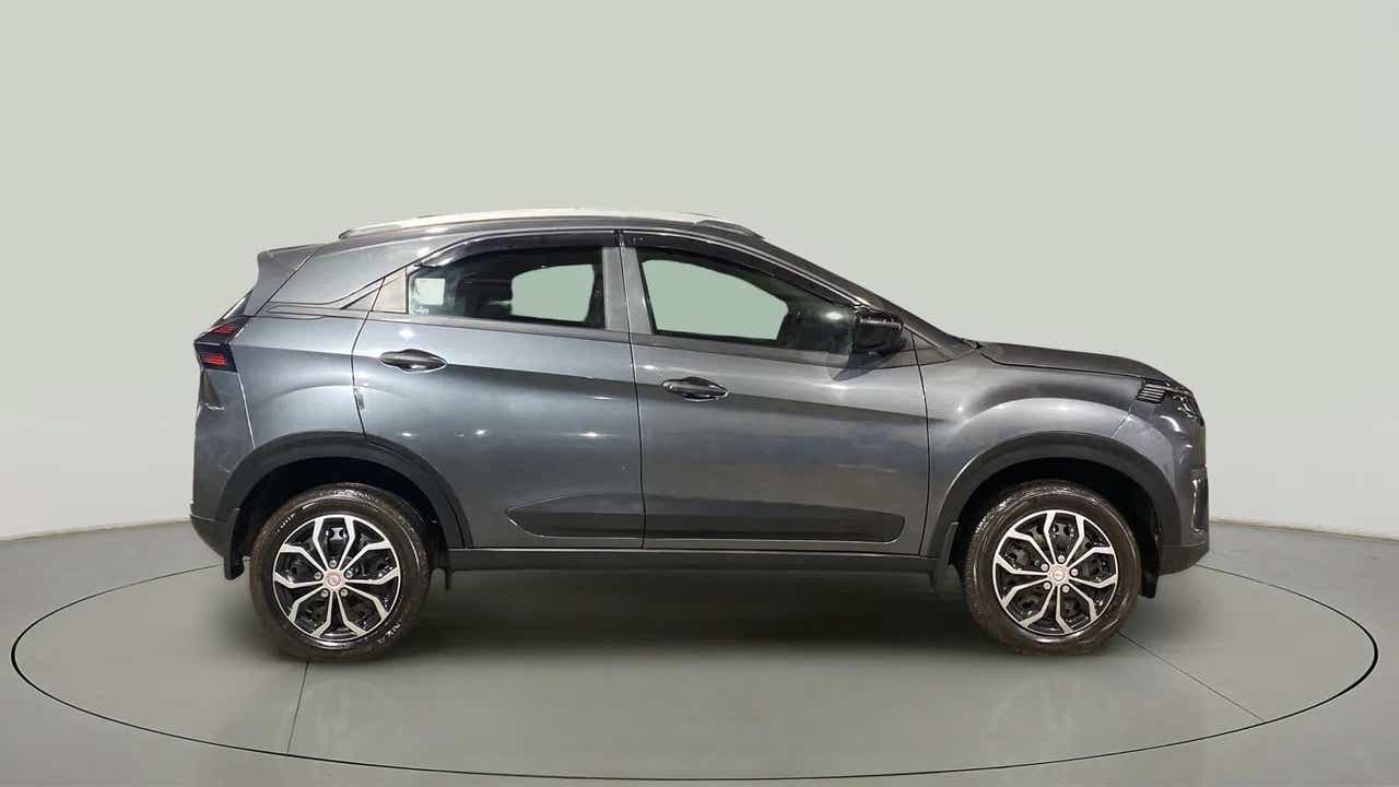 Side view of a Daytona Grey Tata Nexon