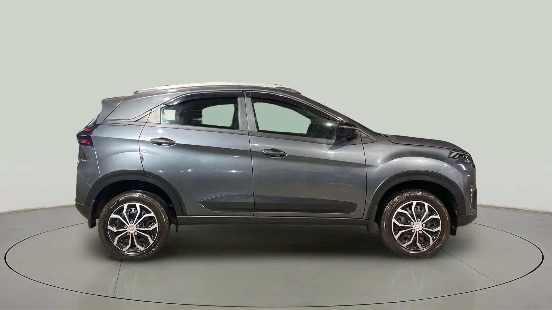 Side view of a Daytona Grey Tata Nexon