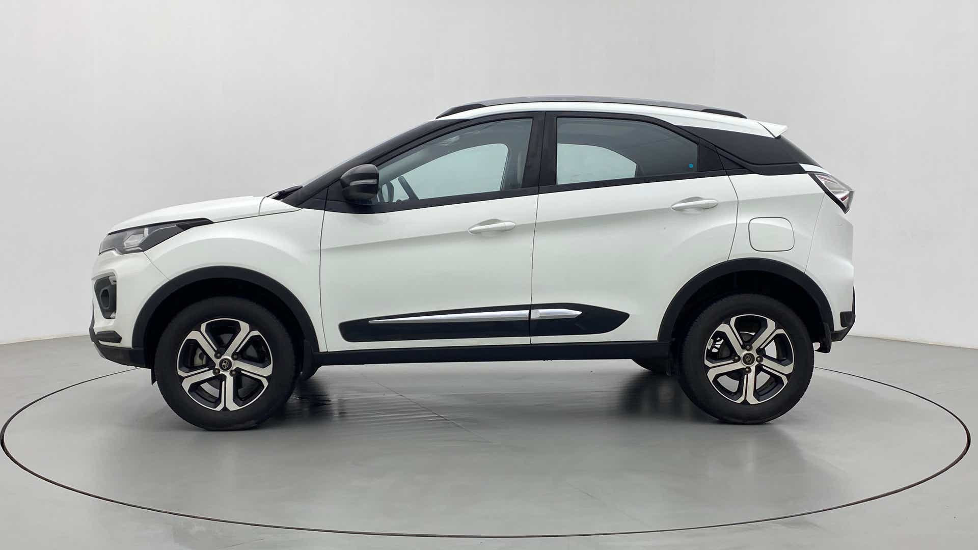 Side view of a Tata Nexon 2017-2023