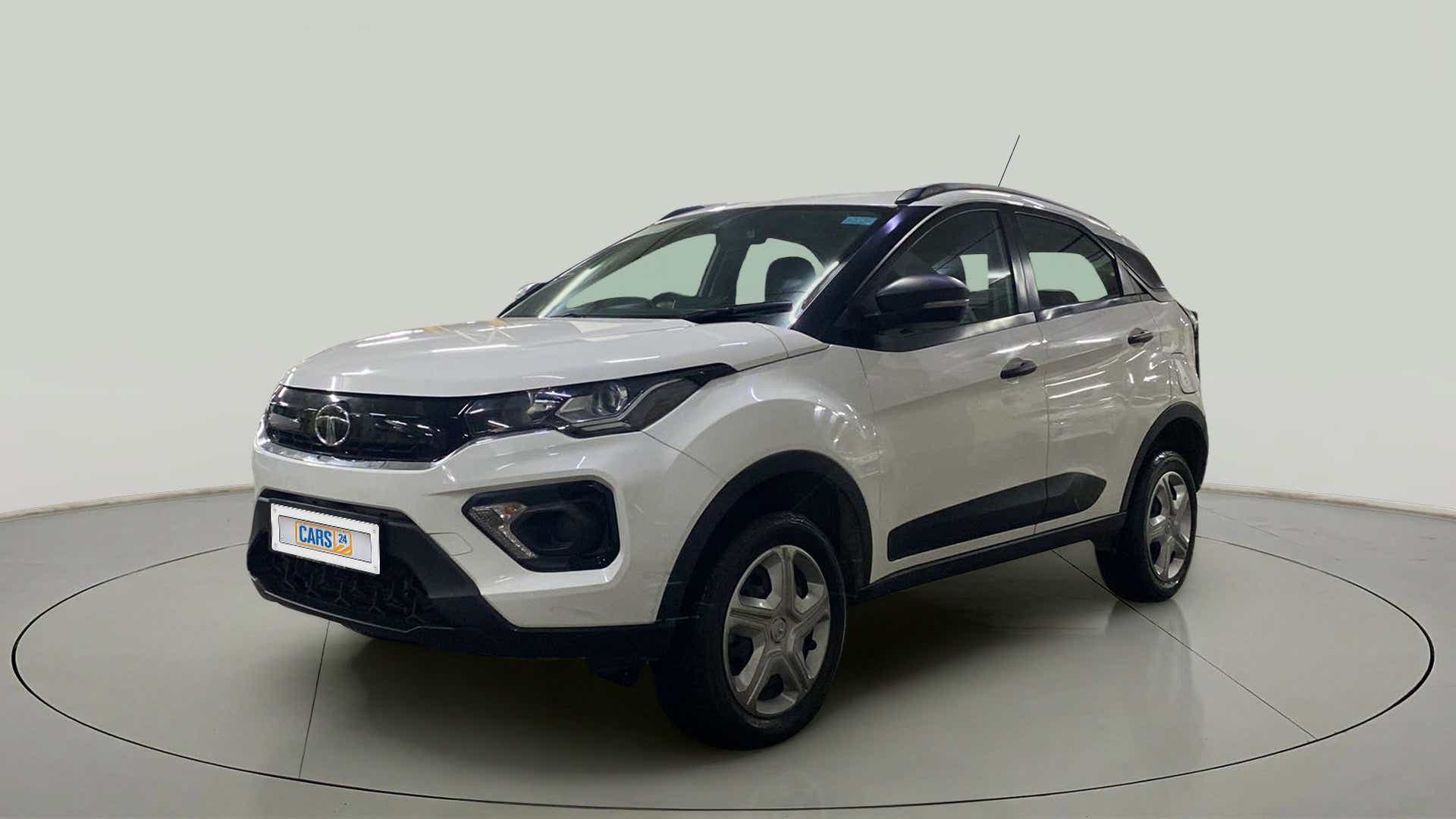 Front three-quarter view of a Calgary White Tata Nexon 2017-2023