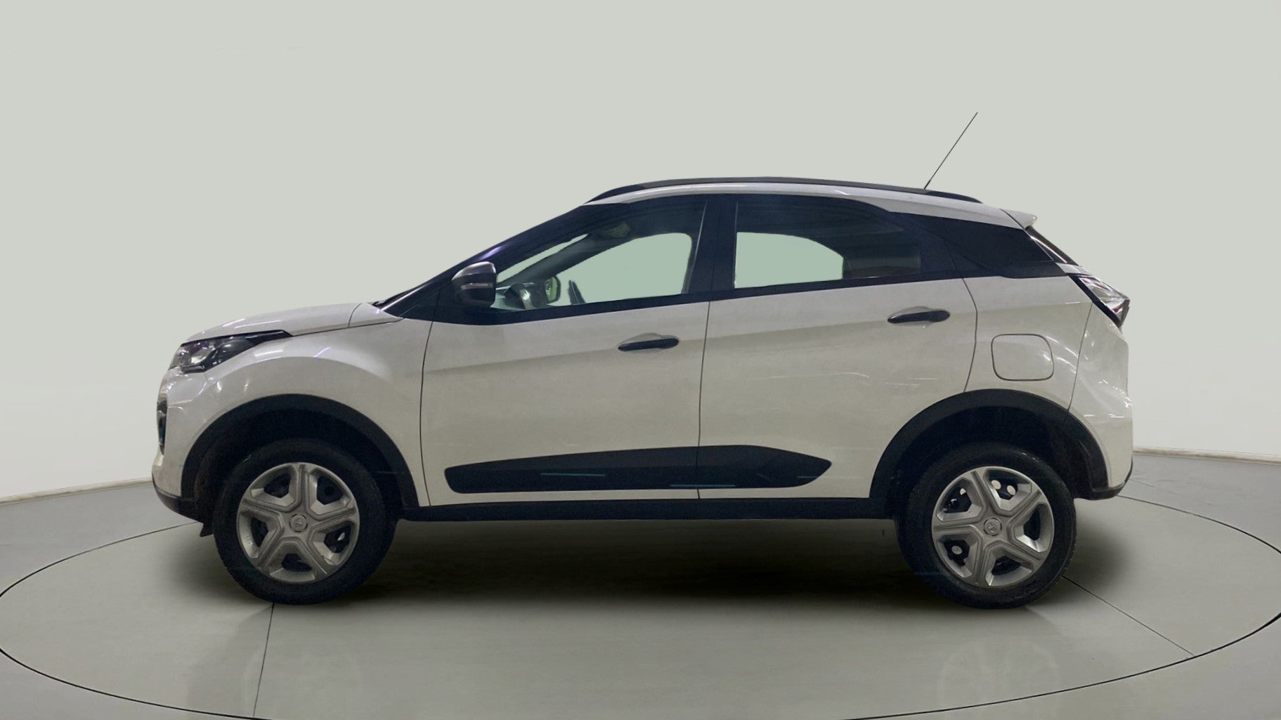 Side view of a Tata Nexon 2017-2023