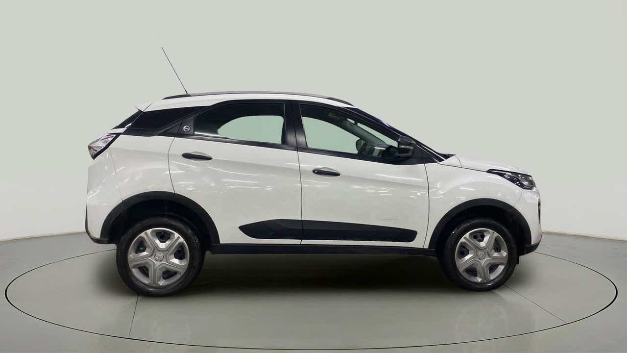 Side view of a Tata Nexon 2017-2023