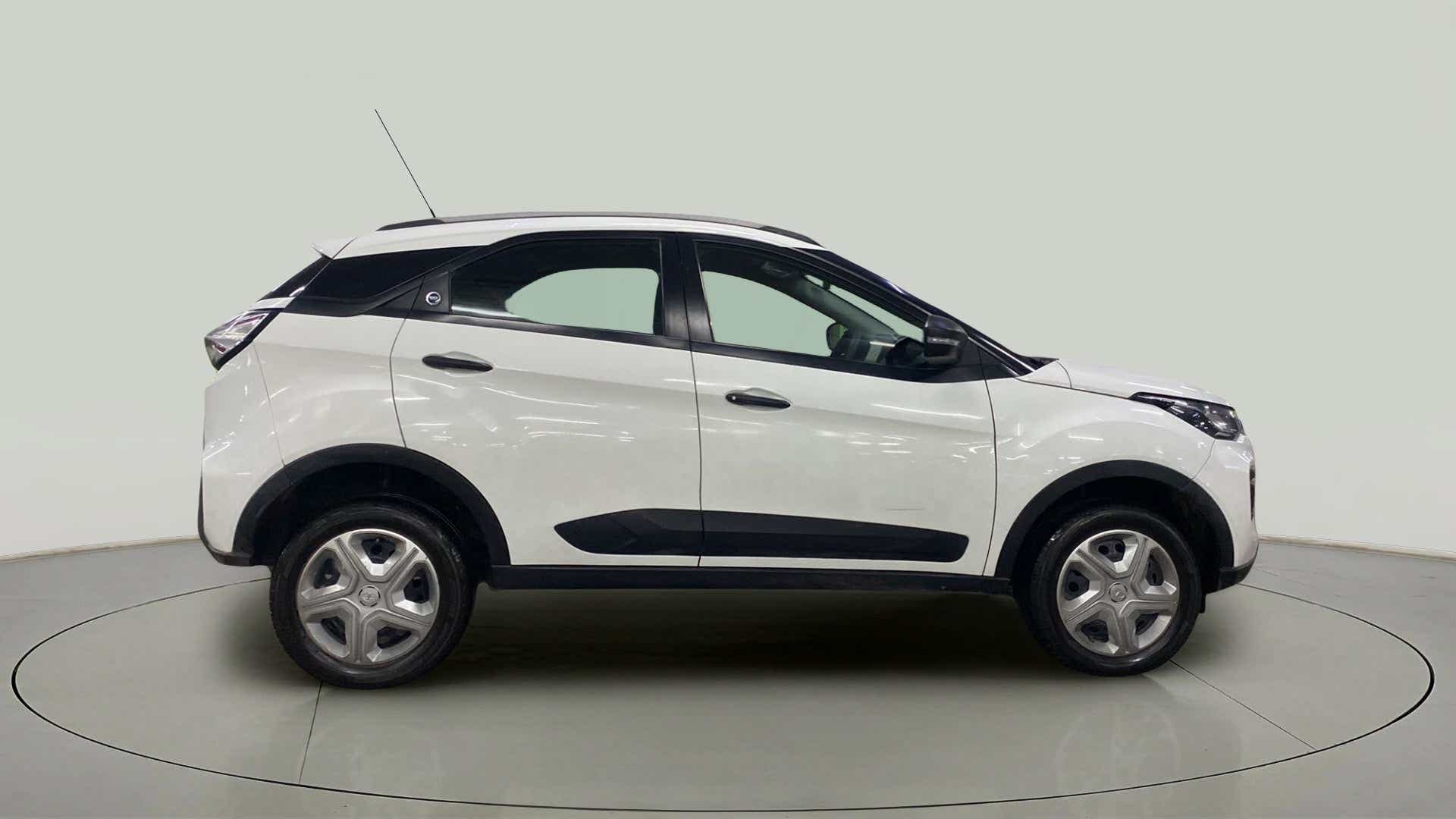 Side view of a Tata Nexon 2017-2023