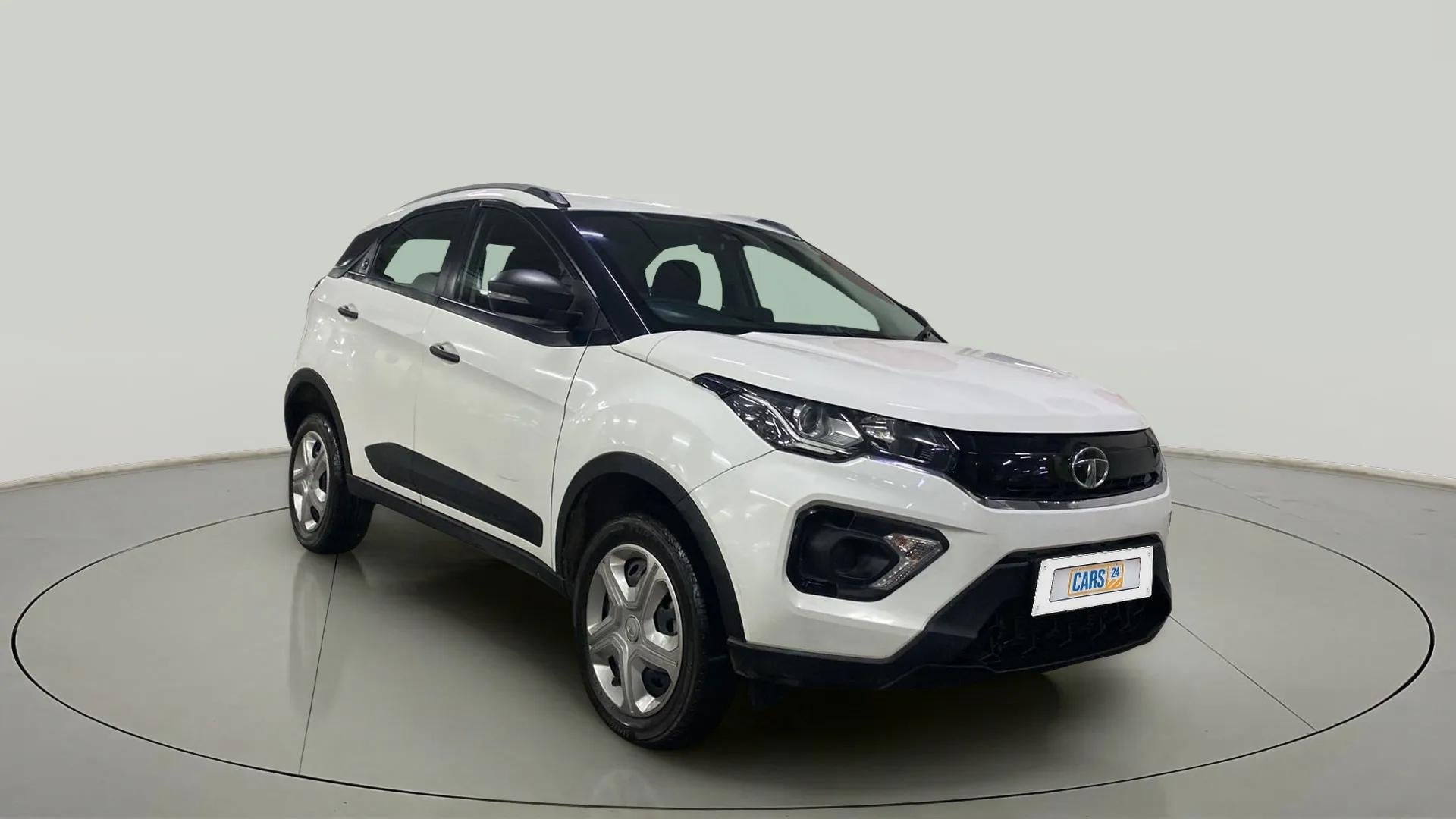 Front three-quarter view of a Calgary White Tata Nexon 2017-2023