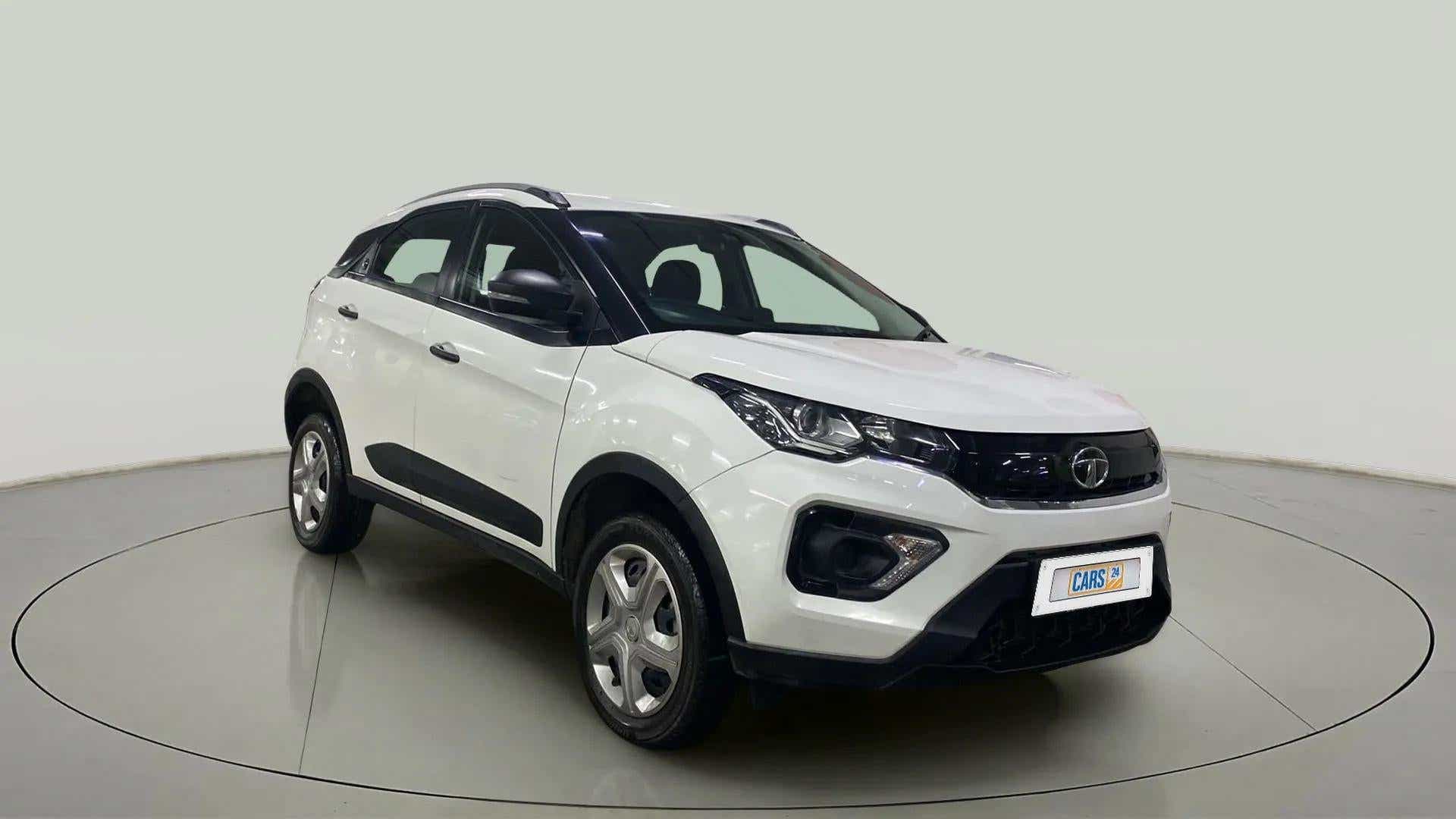 Front three-quarter view of a Calgary White Tata Nexon 2017-2023