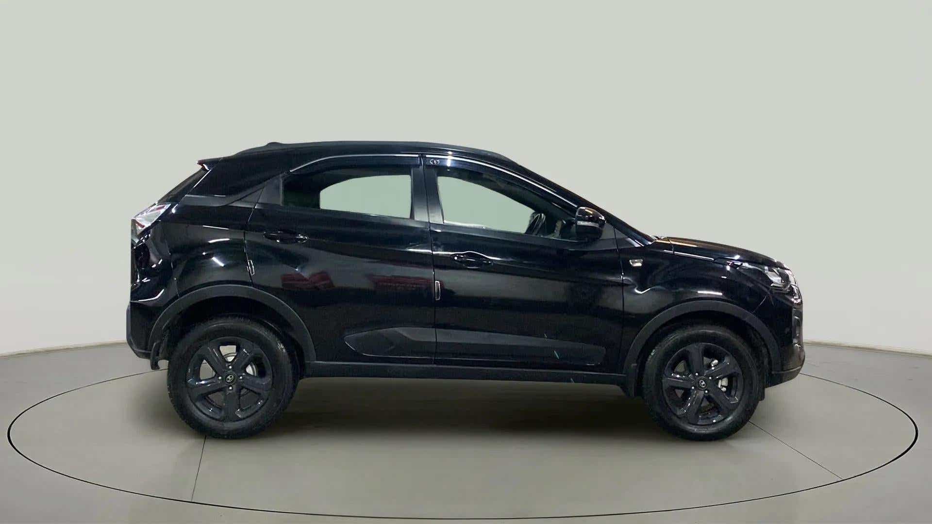 Left side view of a Tata Nexon 2017-2023