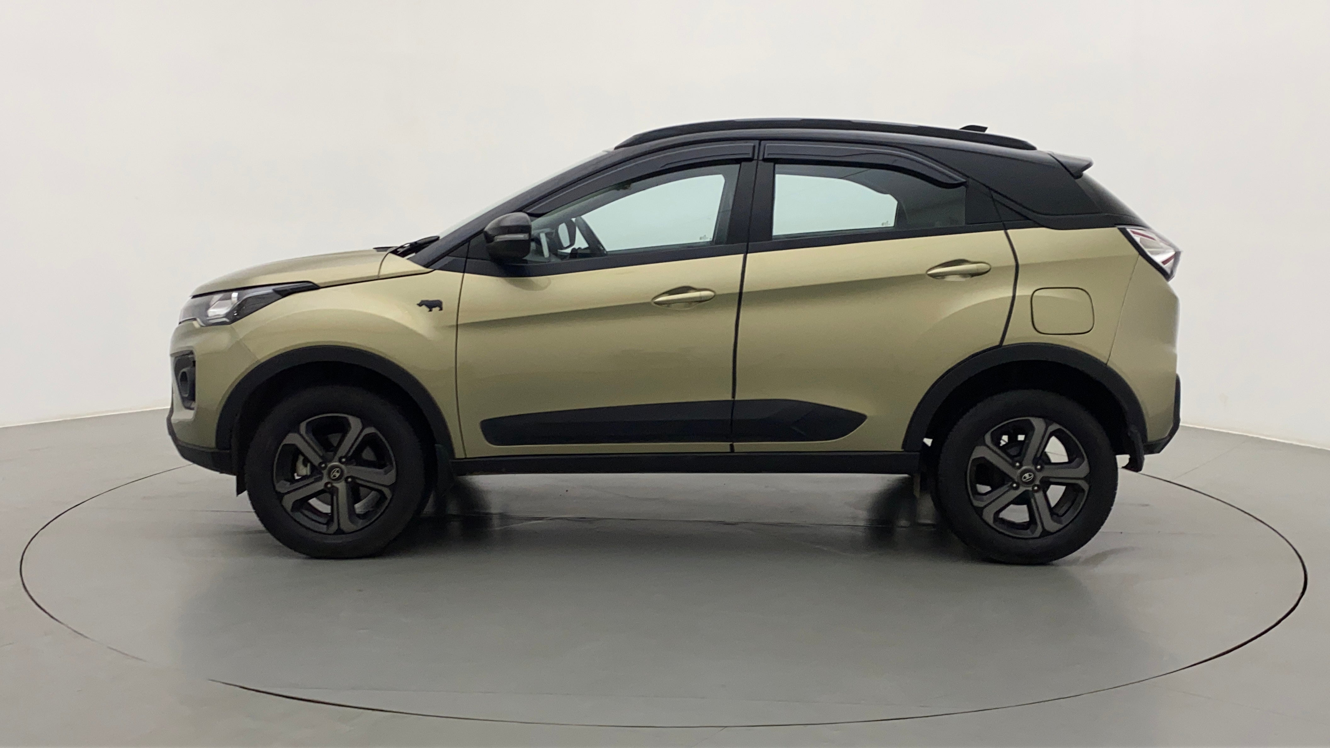 Side view of a Tata Nexon 2017-2023