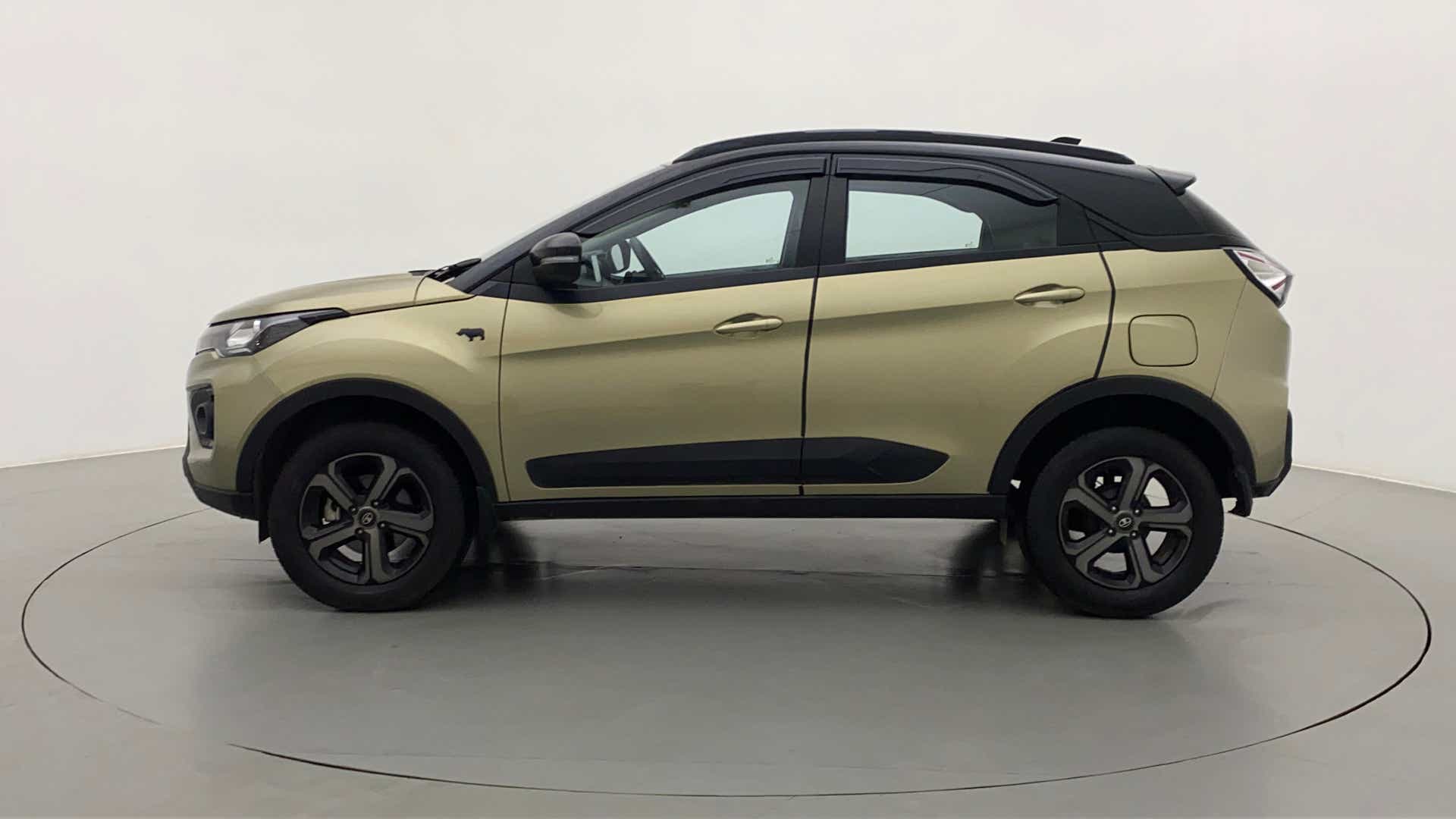 Side view of a Tata Nexon 2017-2023