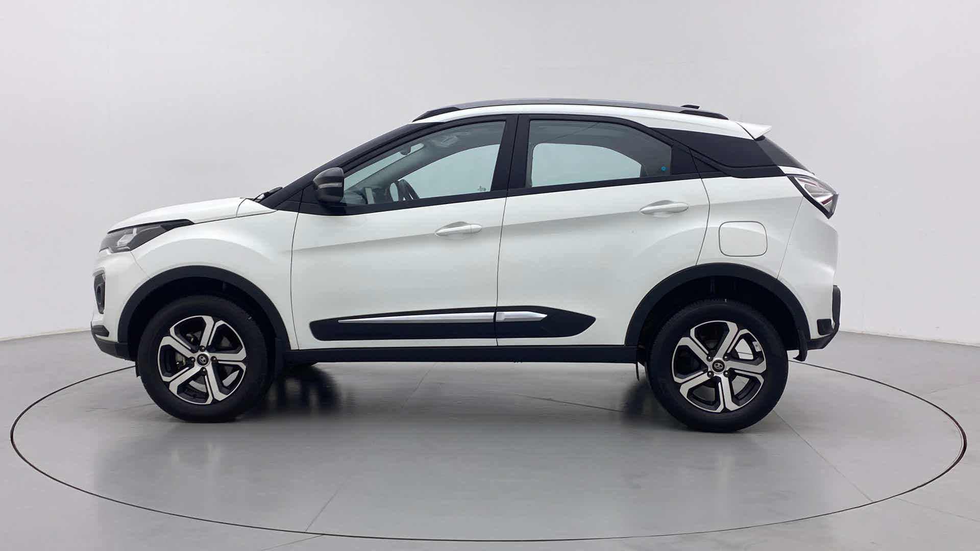 Side view of a Tata Nexon 2017-2023