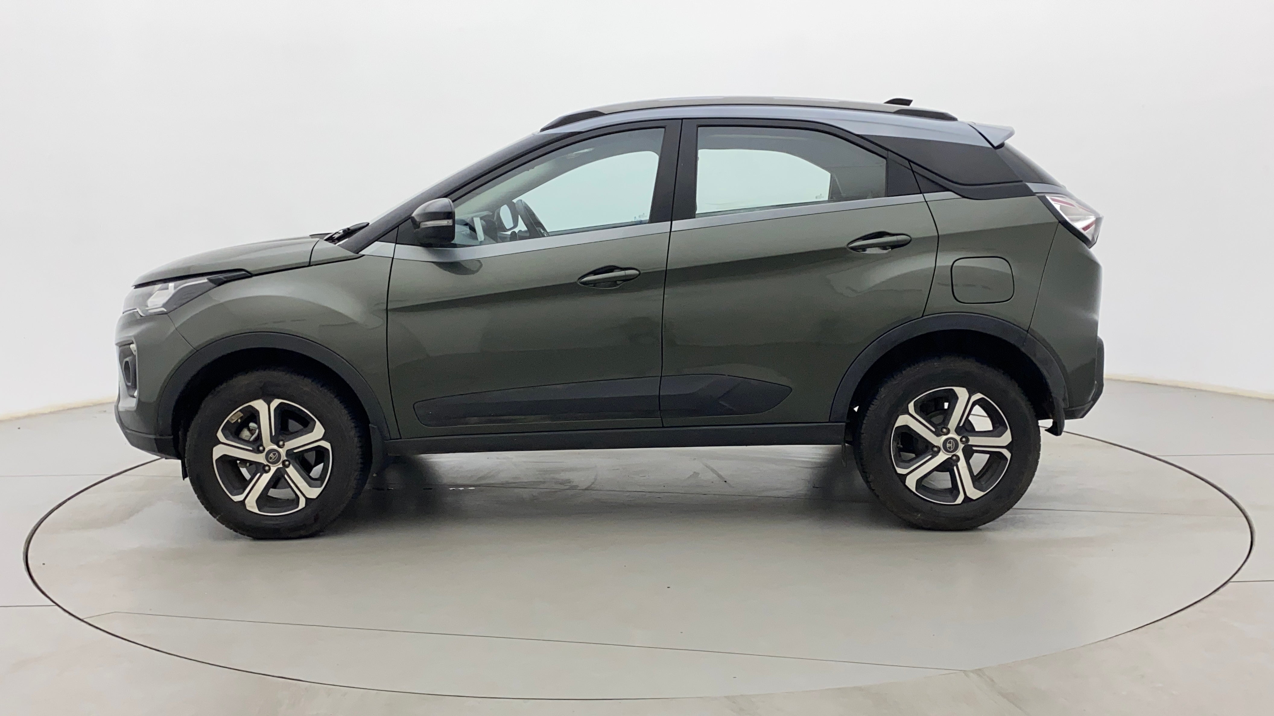 Side view of a Tata Nexon 2017-2023