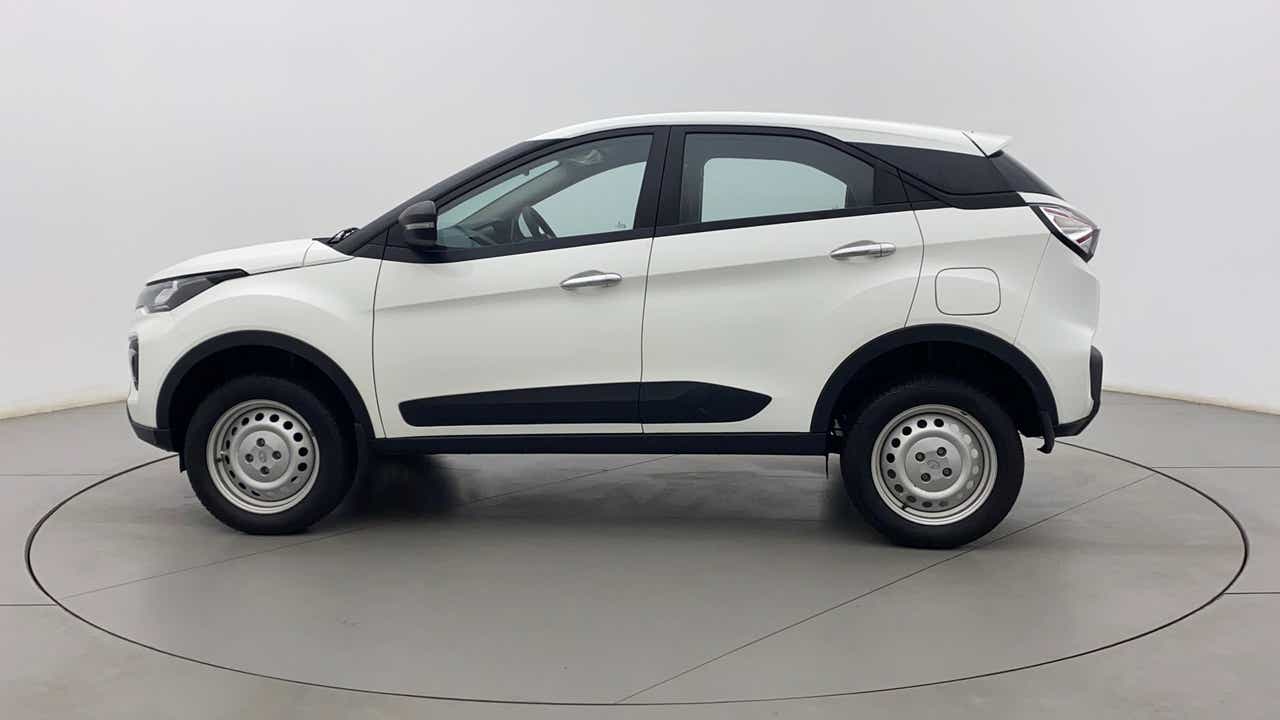 Side view of a Tata Nexon 2017-2023
