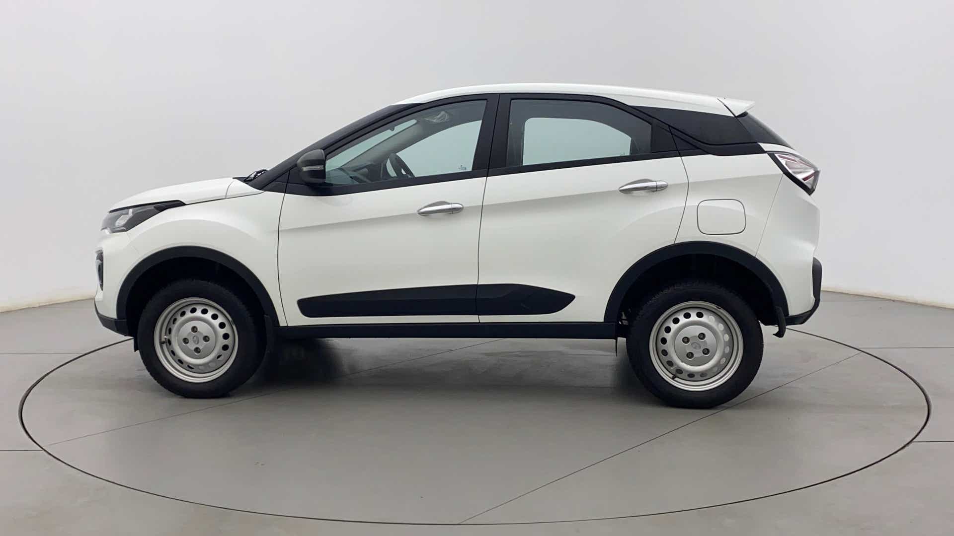 Side view of a Tata Nexon 2017-2023