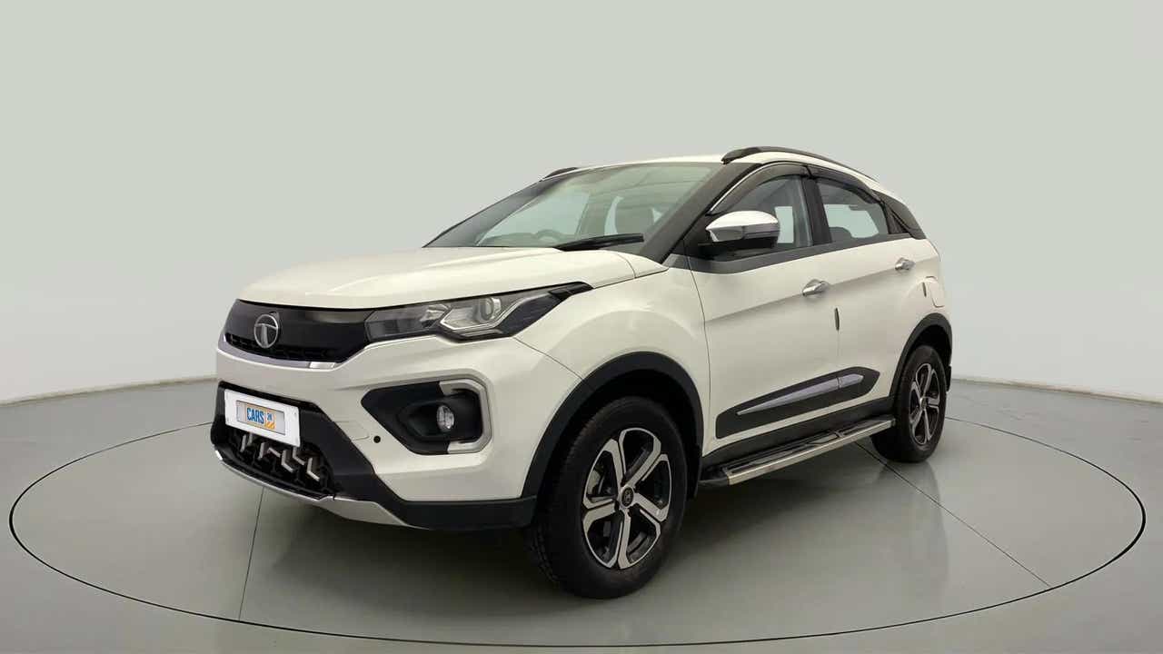 Front three-quarter view of a calgary-white Tata Nexon 2017-2023