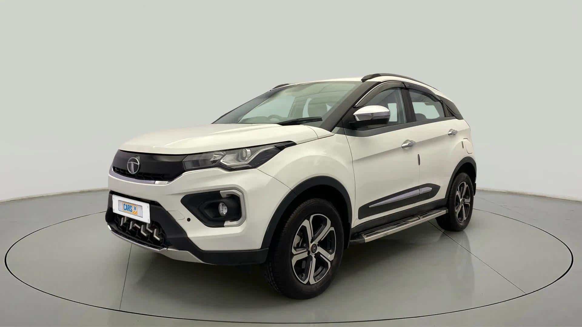 Front three-quarter view of a calgary-white Tata Nexon 2017-2023