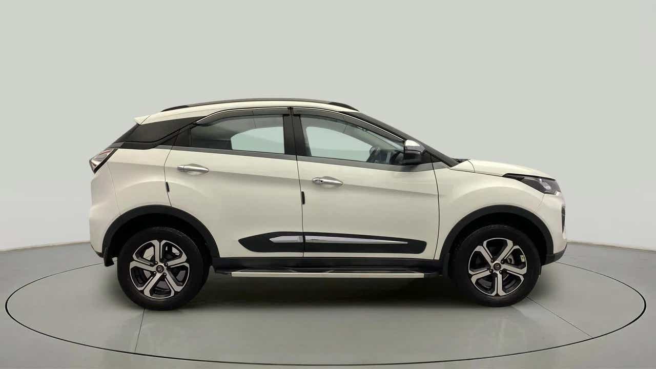 Side view of a Tata Nexon 2017-2023