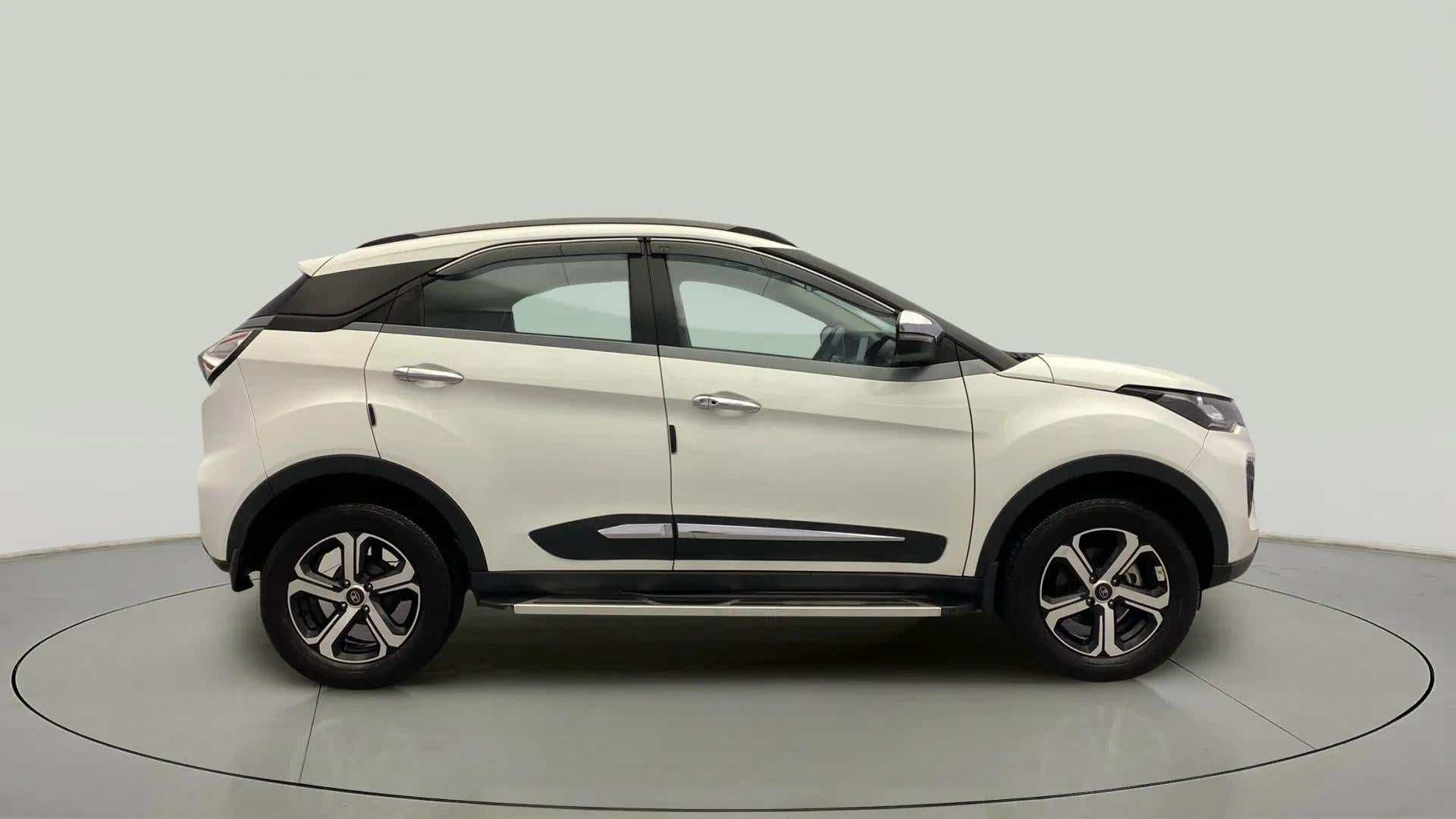 Side view of a Tata Nexon 2017-2023