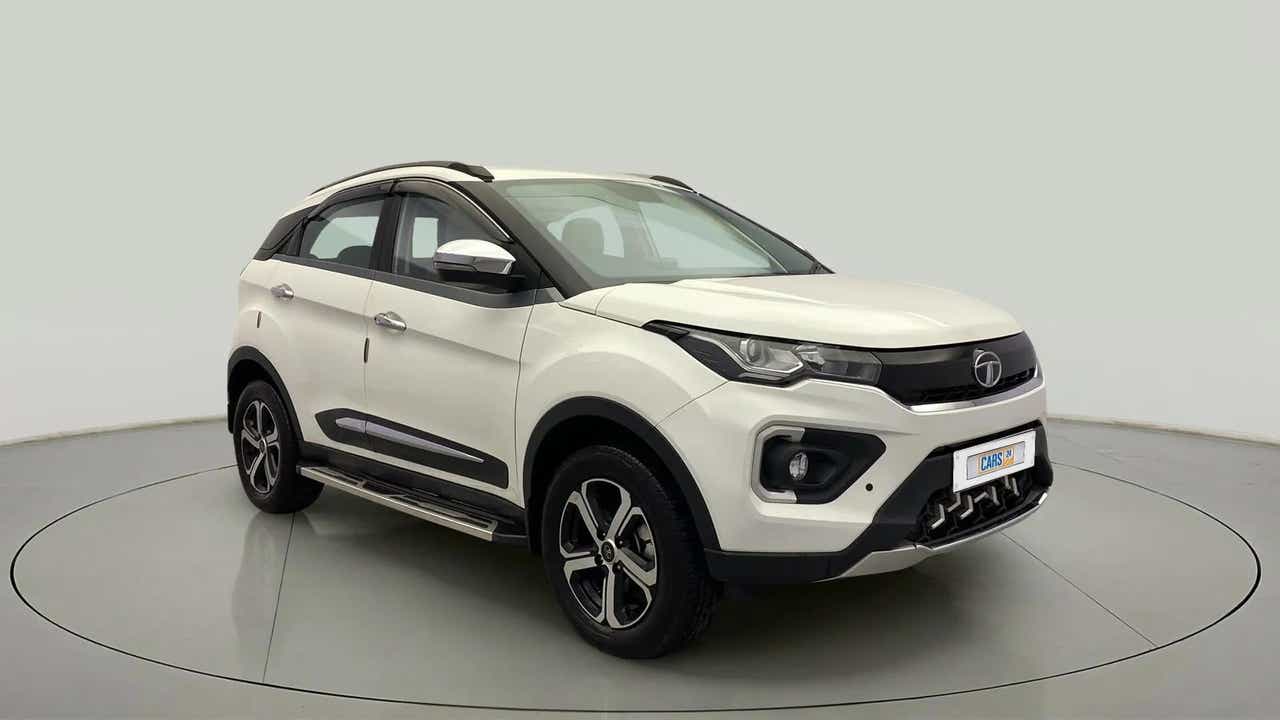 Front three-quarter of a Calgary White Tata Nexon 2017-2023