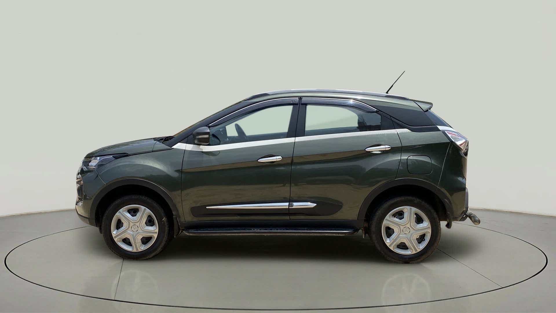 Side view of a Tata Nexon 2017-2023