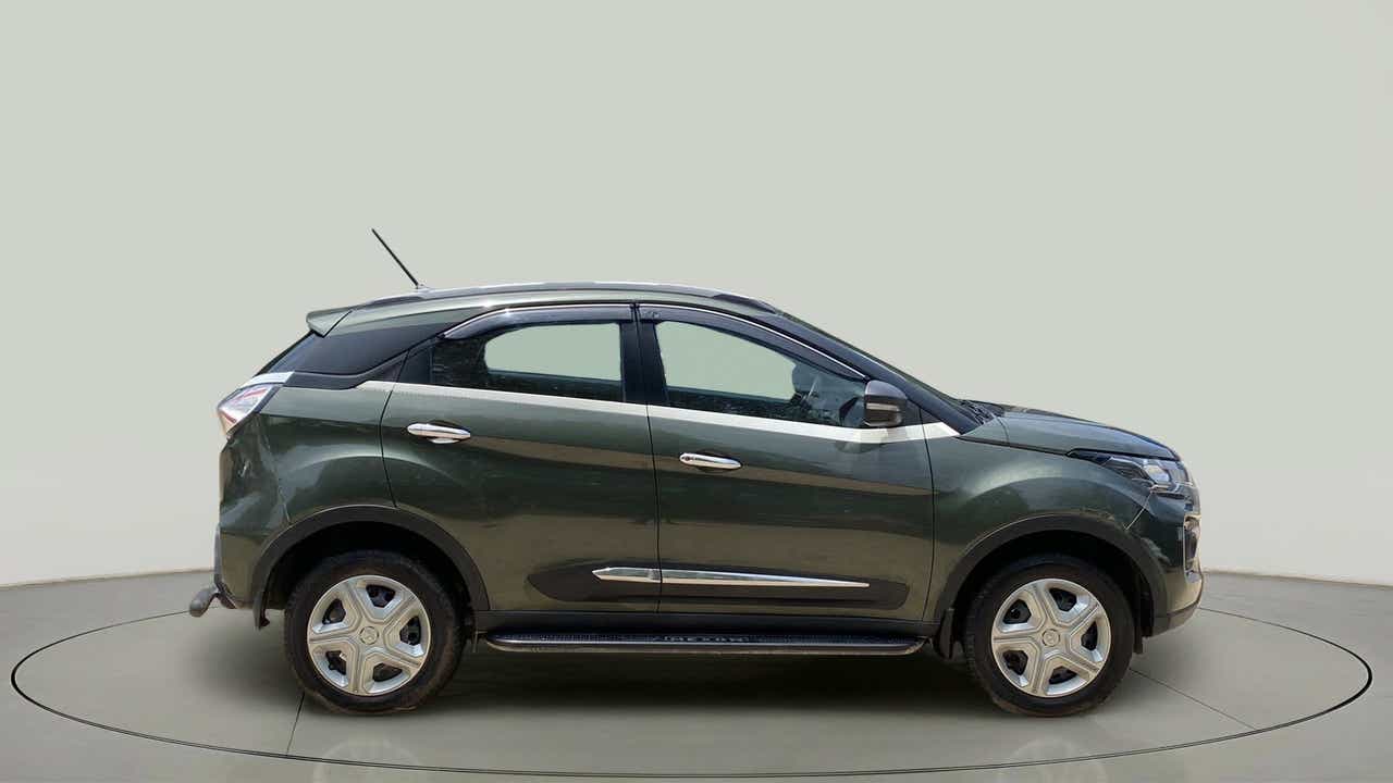 Side view of a Tata Nexon 2017-2023