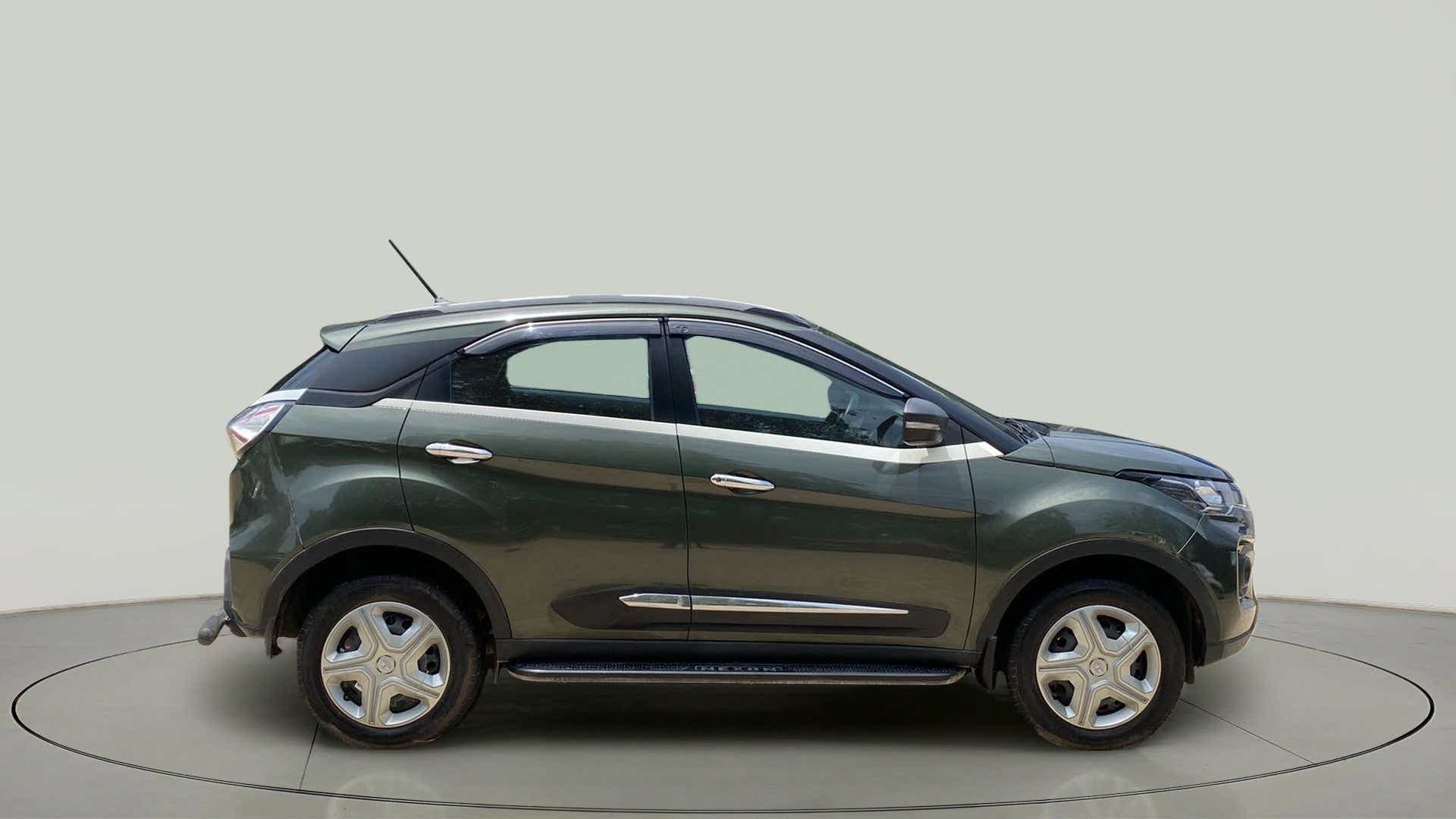 Side view of a Tata Nexon 2017-2023
