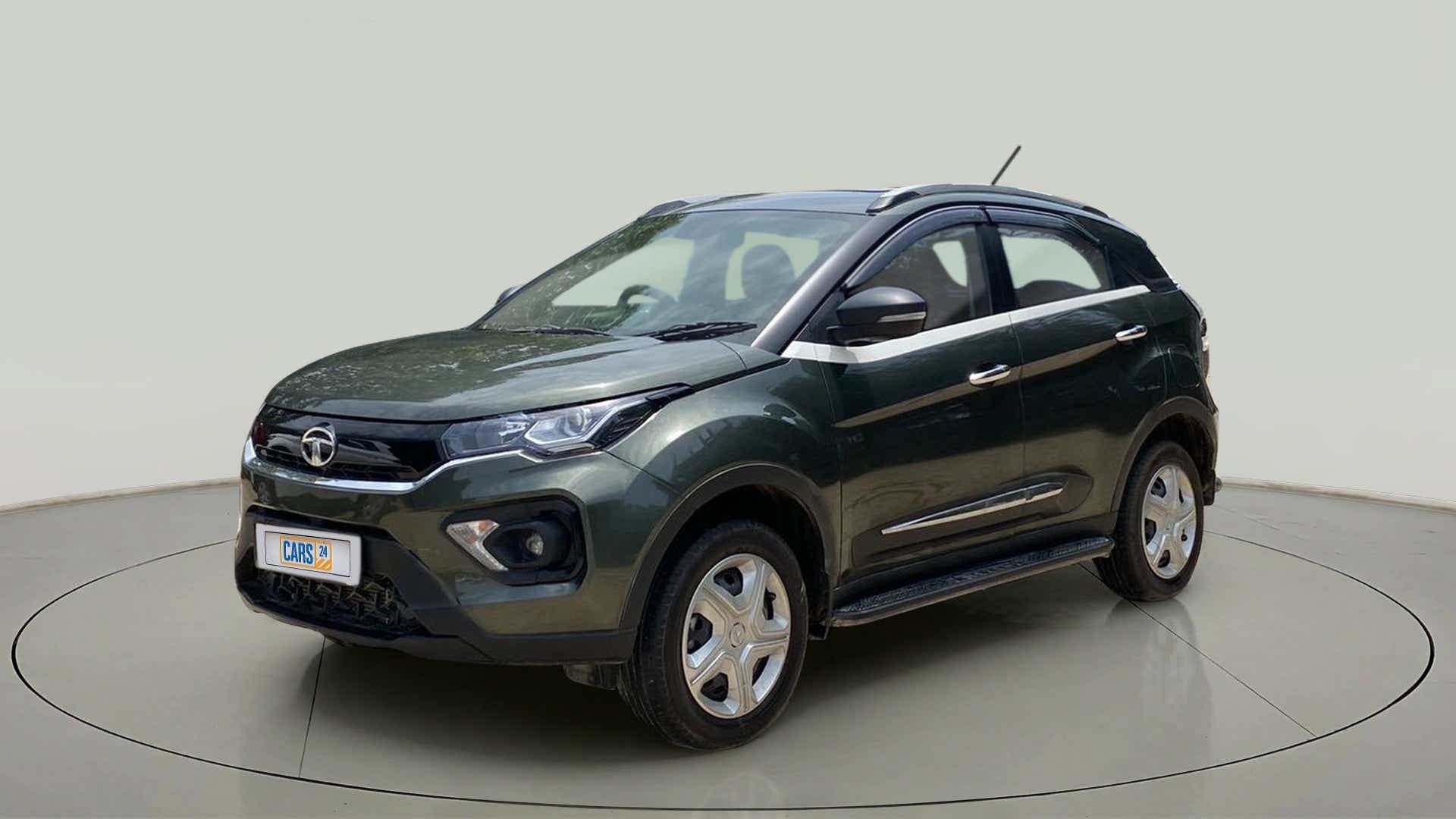Front three-quarter view of a Tata Nexon 2017-2023