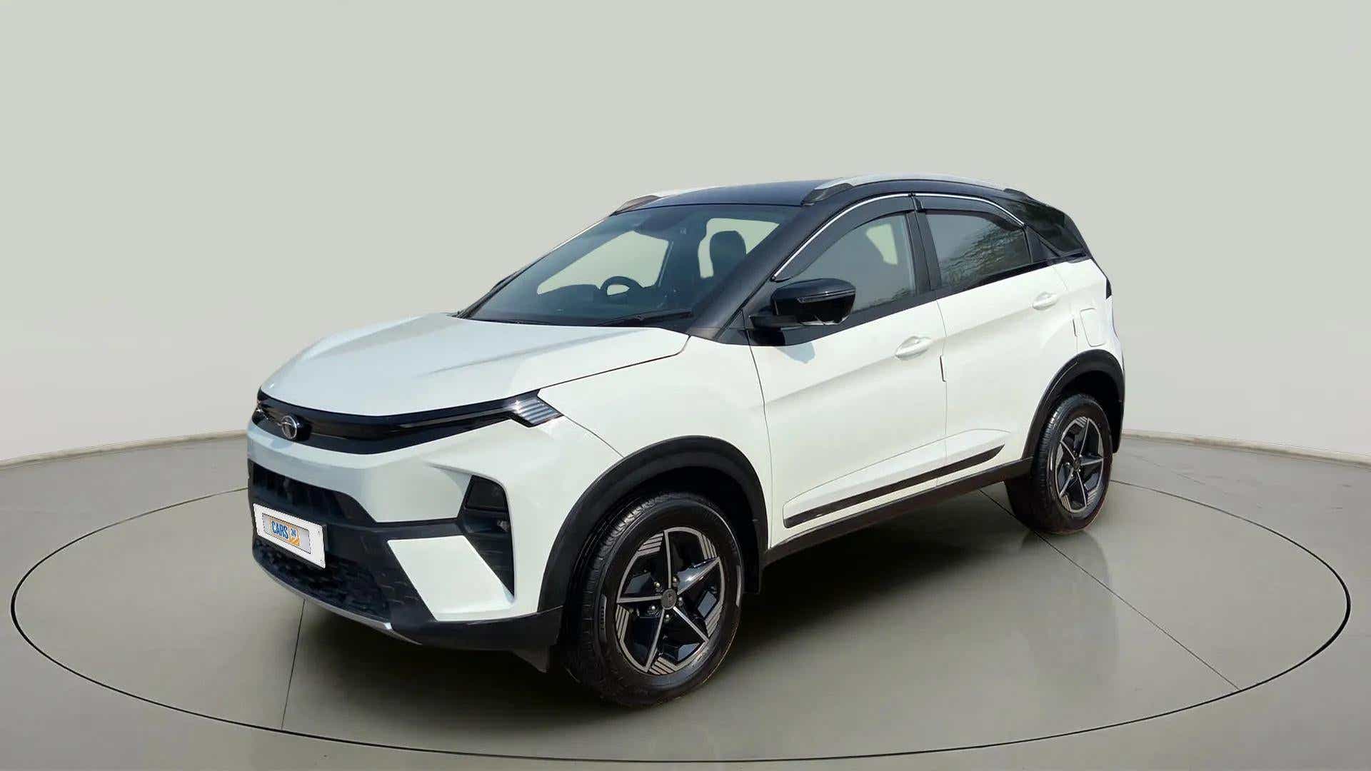 Front three-quarter view of a Calgary White Tata Nexon 2017-2023